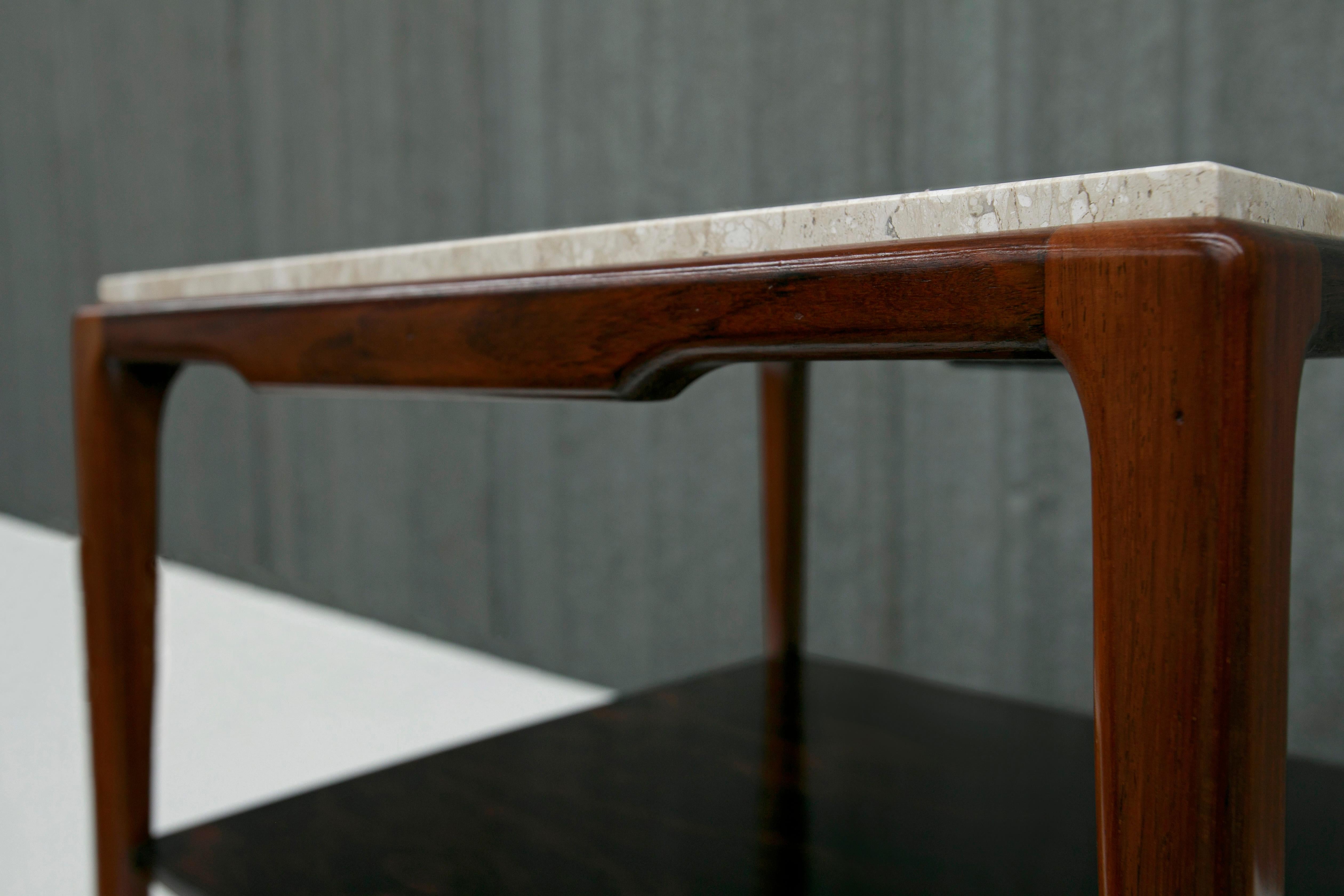Milieu du XXe siècle Table basse moderne brésilienne en bois dur et travertin, G. Scapinelli, Brésil en vente
