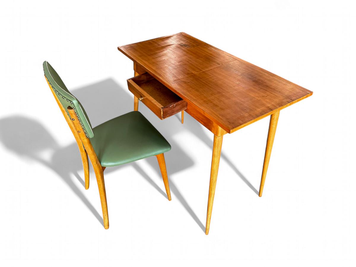Questo splendido set, composto da una consolle e una sedia, è stato meticolosamente realizzato in legno e pelle color avorio. La console è dotata di un cassetto sottile ed elegante con una bellissima maniglia in ottone che ne sottolinea il design