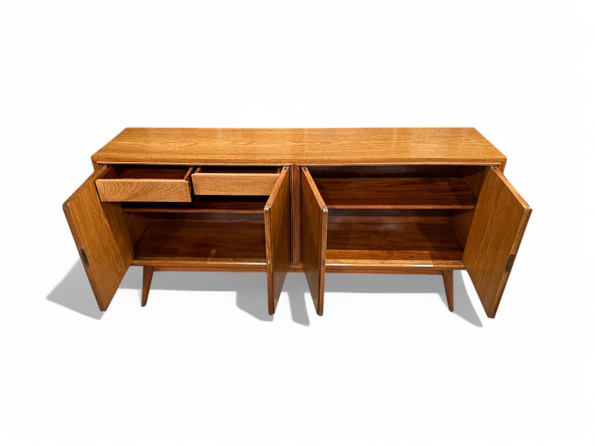 Brasilianische moderne Anrichte der brasilianischen Moderne, Joaquim Tenreiro für Laubisch & Hirth zugeschrieben (Hartholz) im Angebot