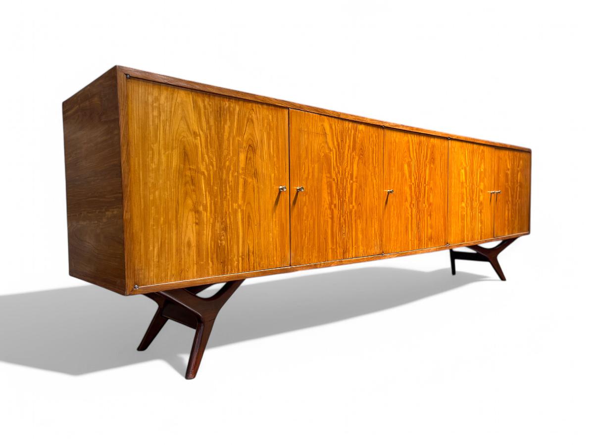 Brasilianische moderne Credenza aus Caviuna-Hartholz von Forma Moveis, 1960er Jahre, Brasilien im Zustand „Gut“ im Angebot in New York, NY