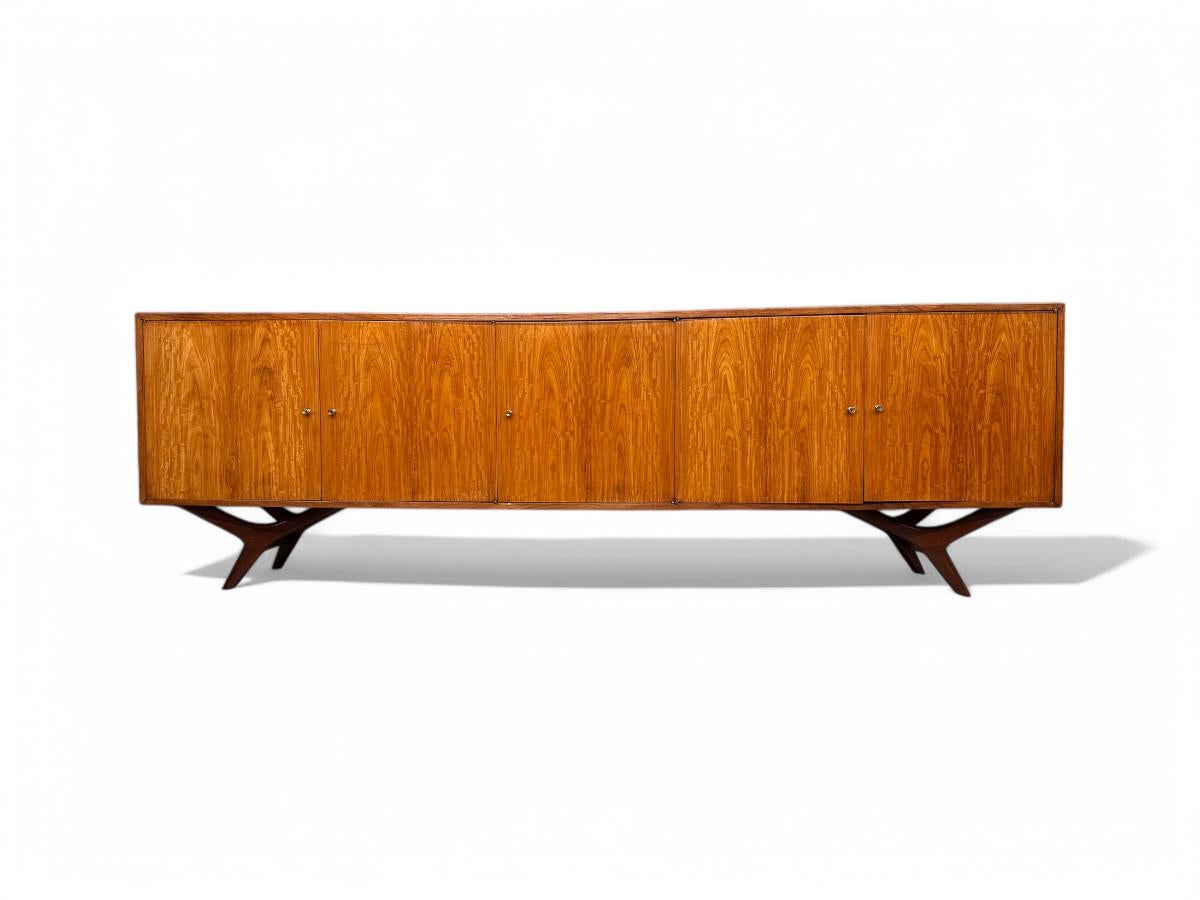 Diese herrliche Credenza aus Caviuna-Hartholz, die in den sechziger Jahren von Forma Moveis in Brasilien entworfen wurde, ist heute erhältlich und absolut wunderschön!

Das Möbelstück ist vollständig aus Caviuna-Hartholz gefertigt und verfügt über