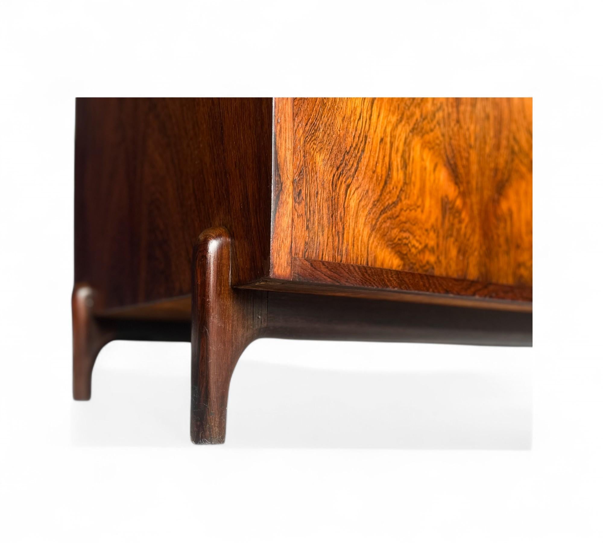 Credenza moderna brasileña en madera dura de Francisco Alva, c. 1960 en venta 2