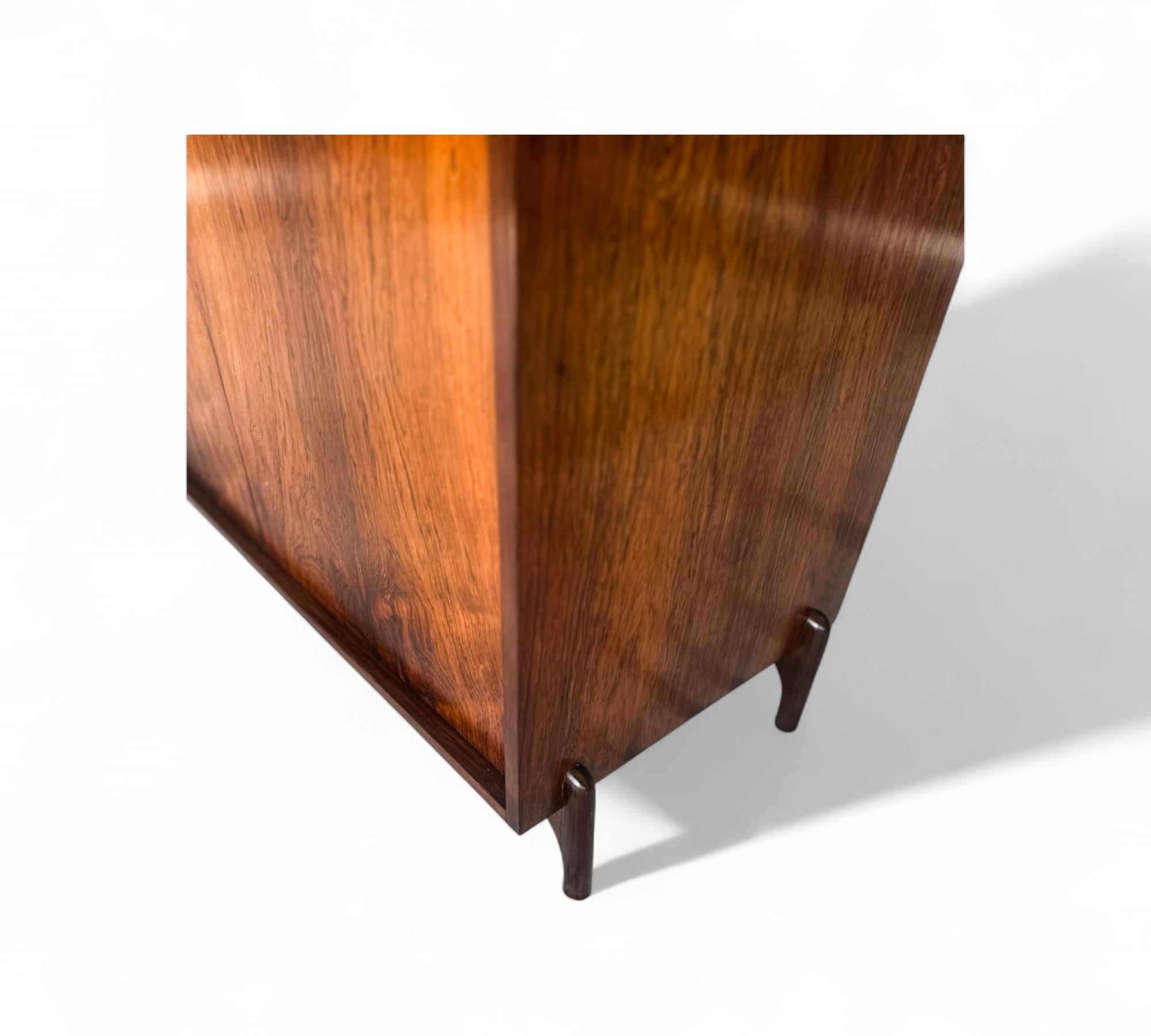 Credenza moderna brasileña en madera dura de Francisco Alva, c. 1960 en venta 3