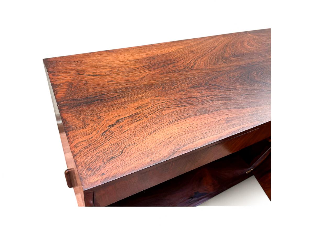 Credenza moderna brasileña en madera dura de Francisco Alva, c. 1960 en venta 7