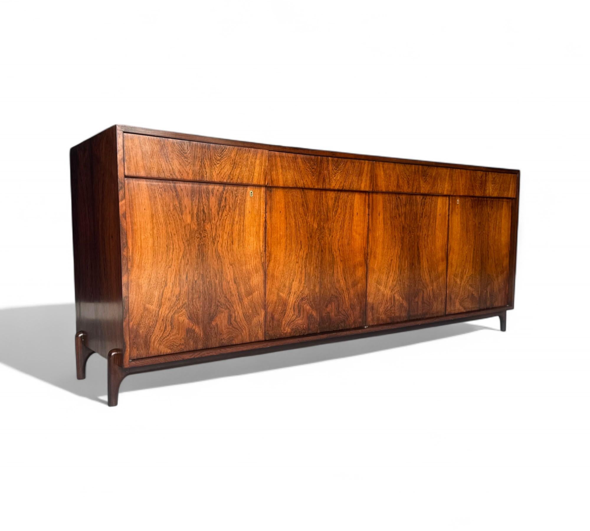 Credenza moderna brasileña en madera dura de Francisco Alva, c. 1960 Moderno de mediados de siglo en venta