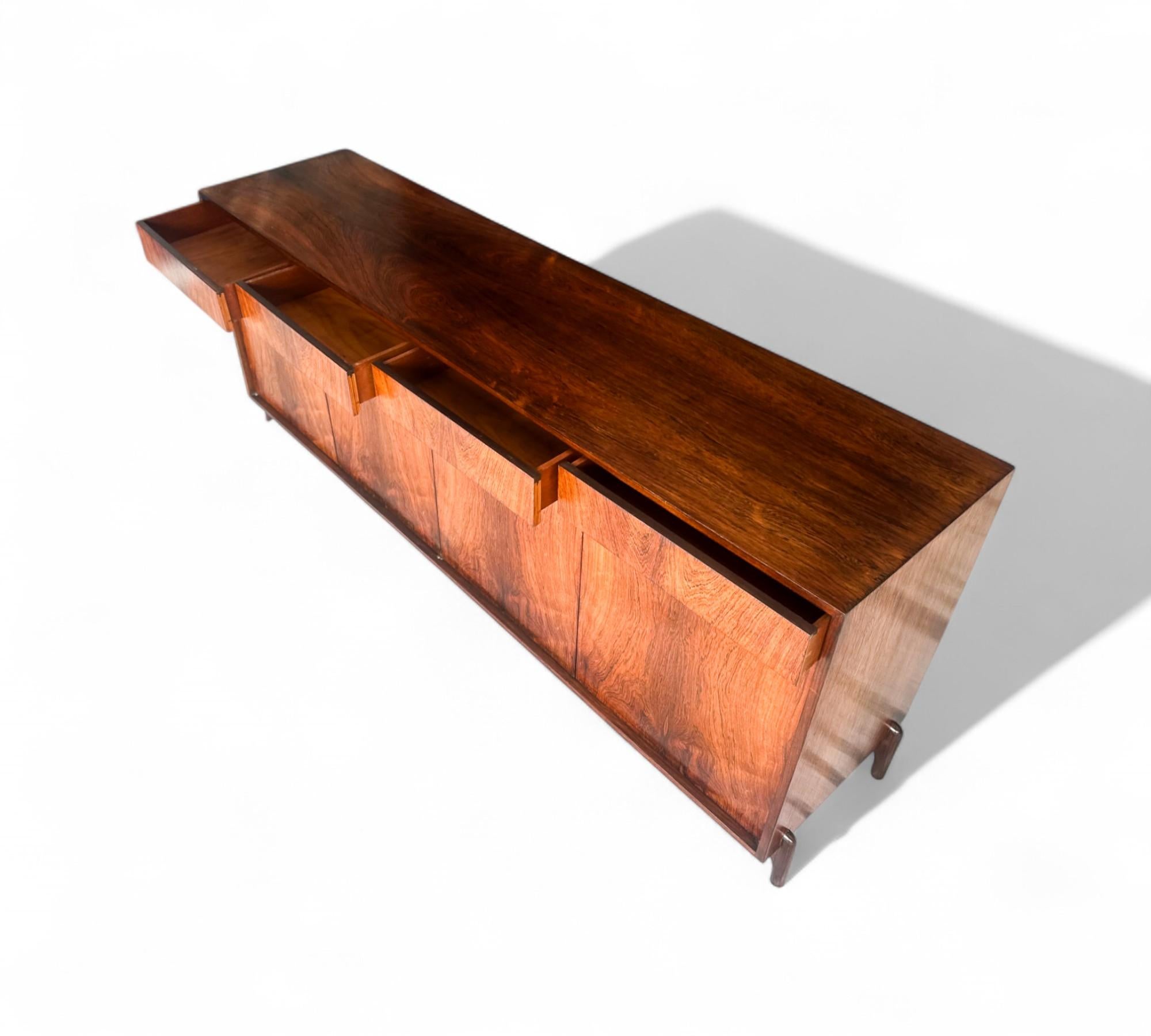 Credenza moderna brasileña en madera dura de Francisco Alva, c. 1960 Carpintería en venta