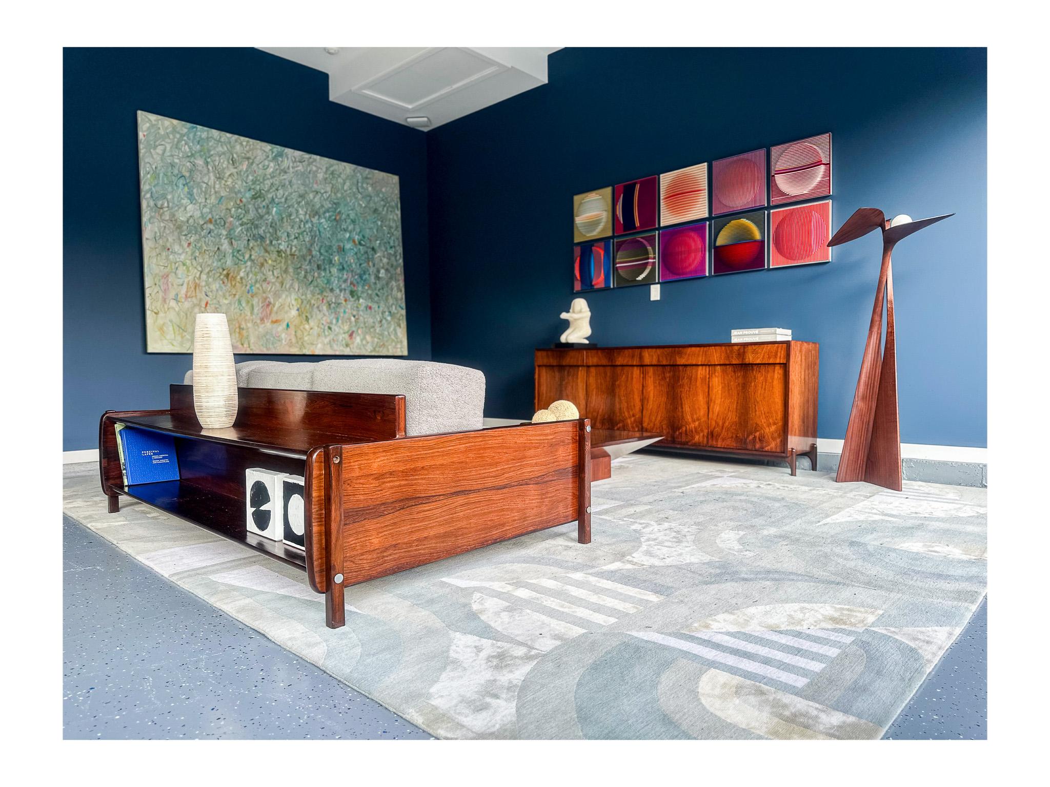 Credenza moderna brasileña en madera dura de Francisco Alva, c. 1960 en venta 1