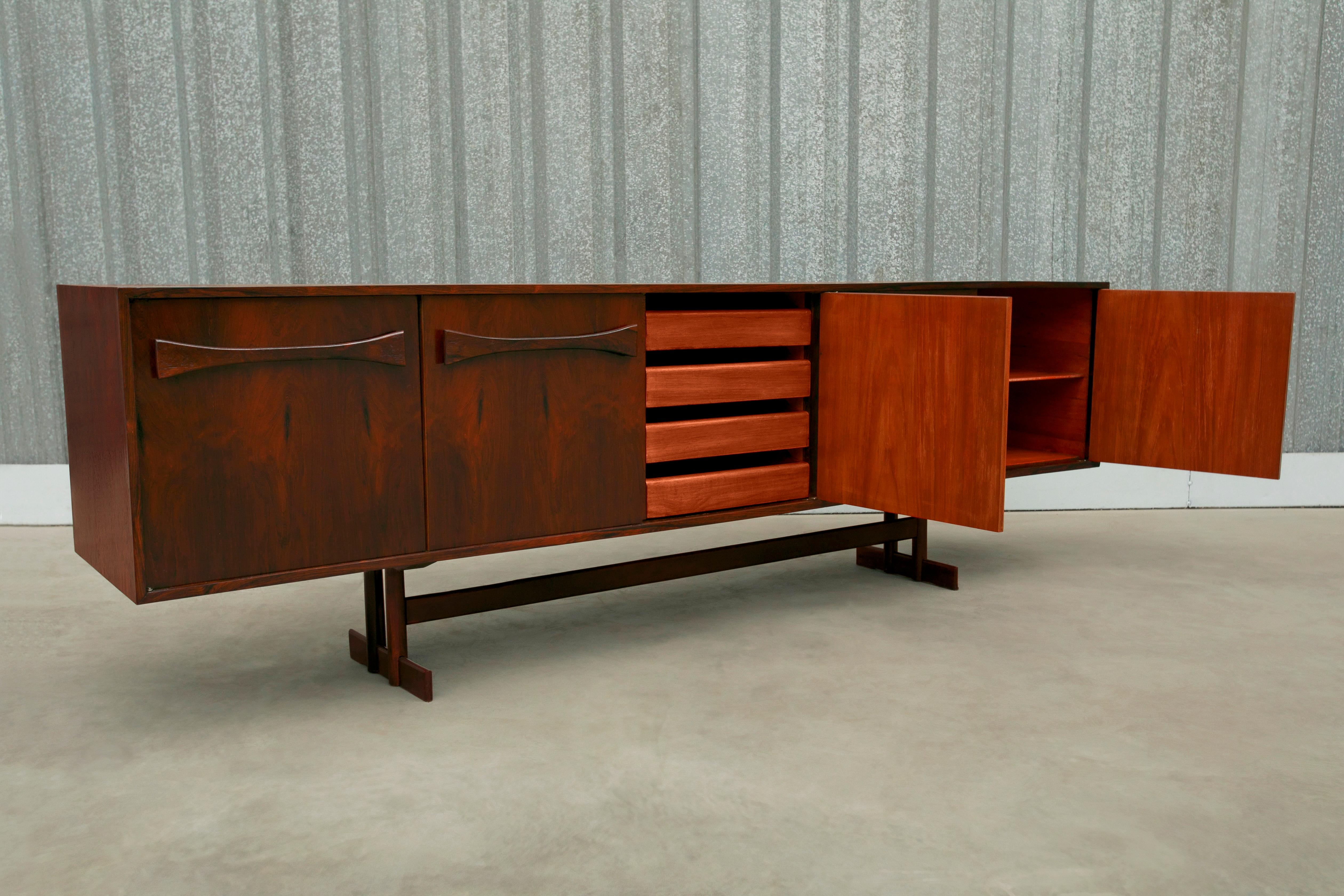 Brasilianische moderne Anrichte aus Hartholz von Novo Rumo, 1960er Jahre (Holzarbeit)