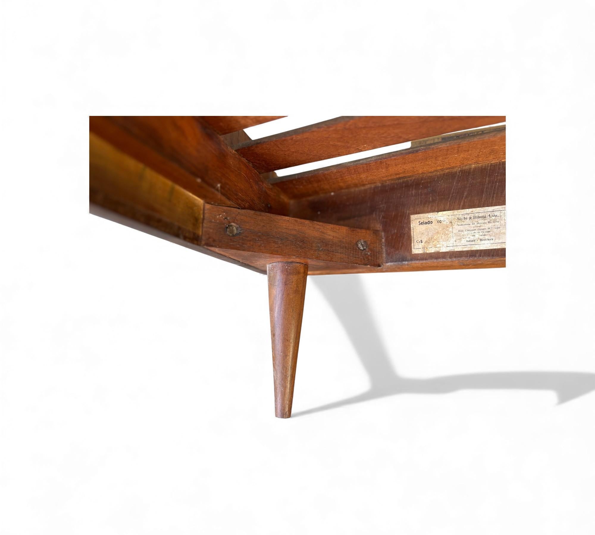 Brazilian Modern Day Bed in Hardwood by Giuseppe Scapinelli, c. 1950s en vente 4