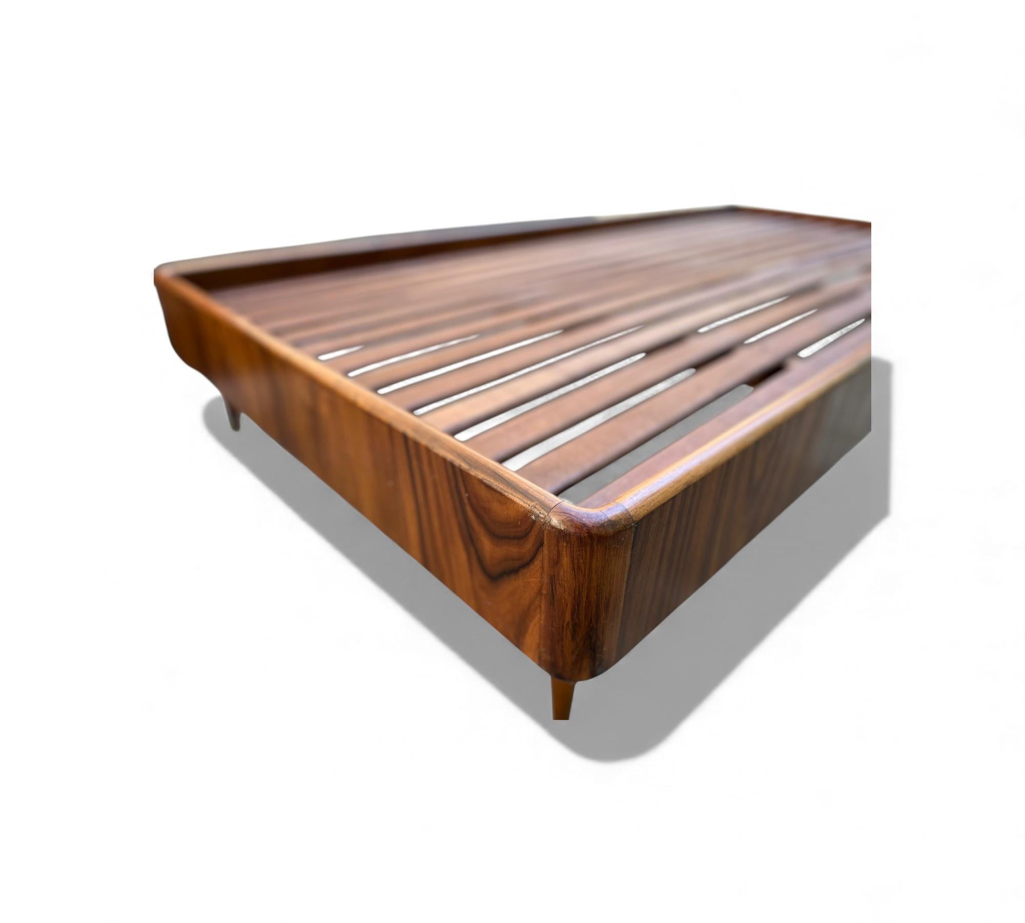 Brazilian Modern Day Bed in Hardwood by Giuseppe Scapinelli, c. 1950s en vente 6