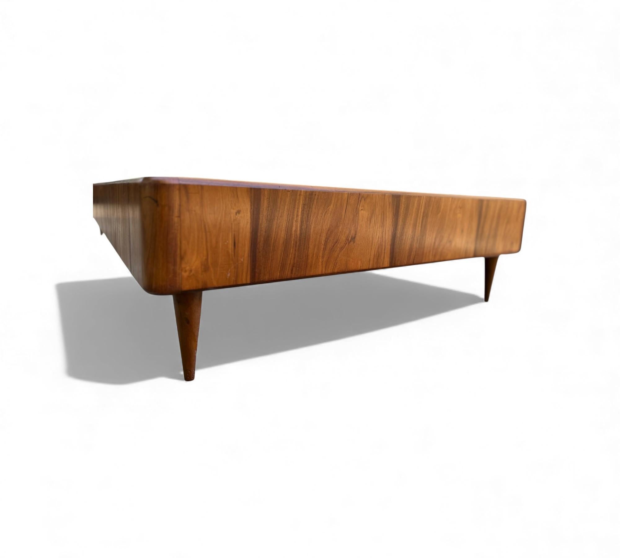 Brazilian Modern Day Bed in Hardwood by Giuseppe Scapinelli, c. 1950s en vente 7