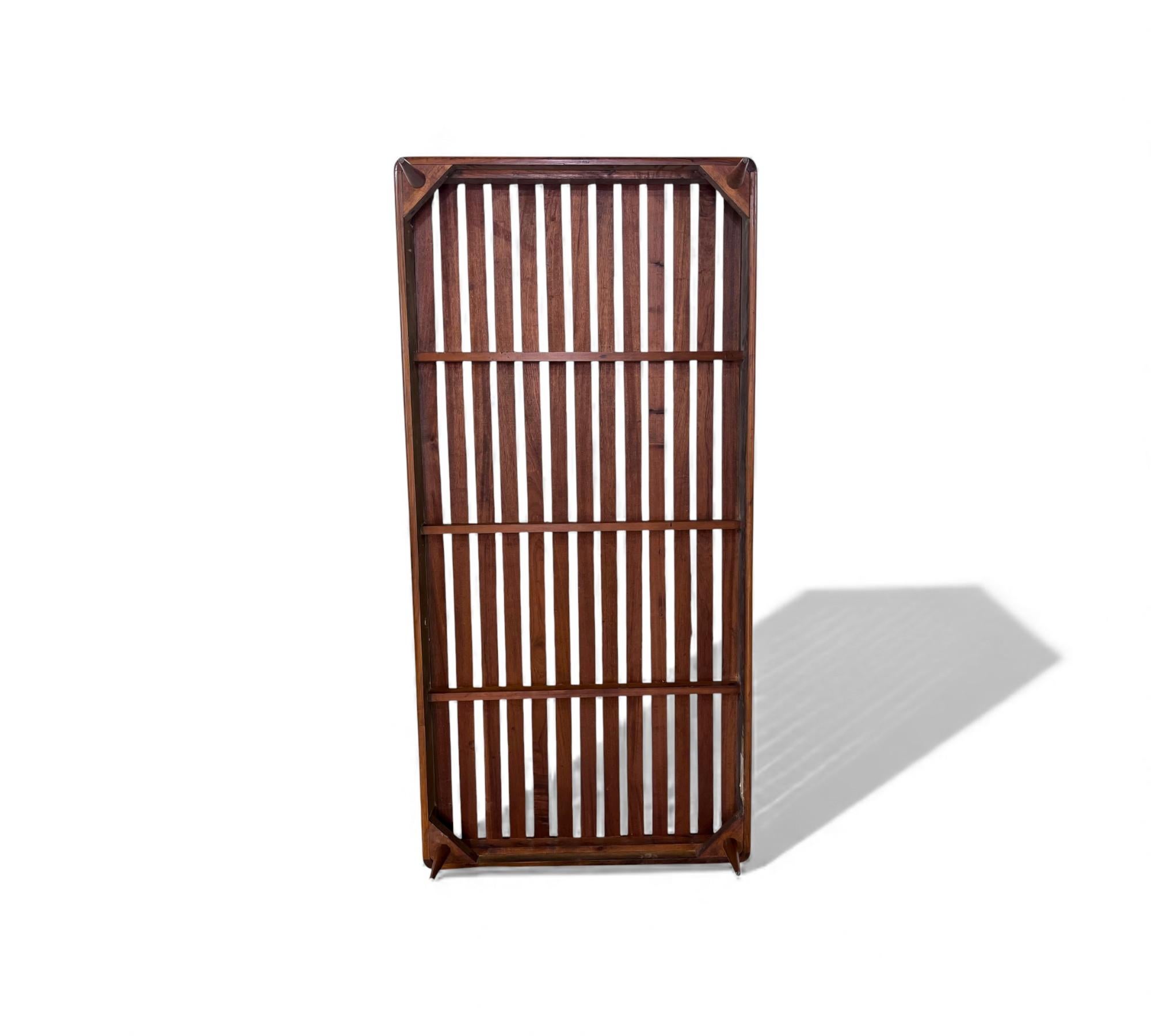 Brazilian Modern Day Bed in Hardwood by Giuseppe Scapinelli, c. 1950s en vente 8