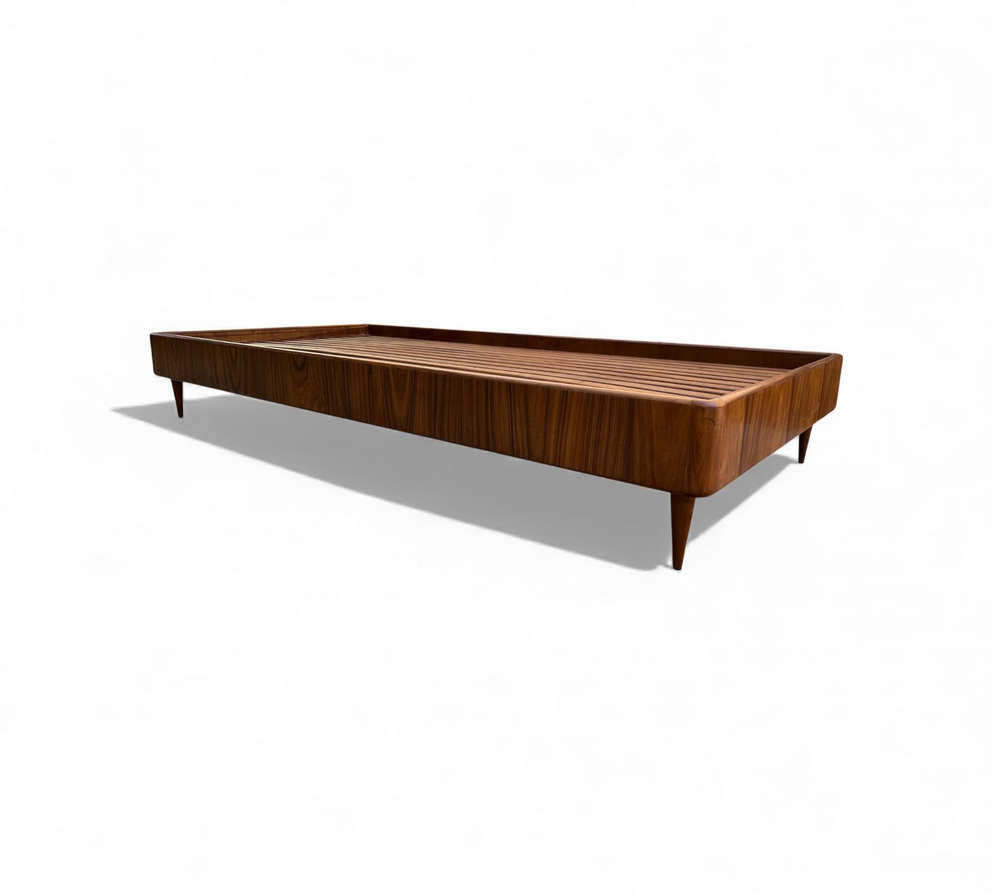 Mid-Century Modern Brazilian Modern Day Bed in Hardwood by Giuseppe Scapinelli, c. 1950s en vente