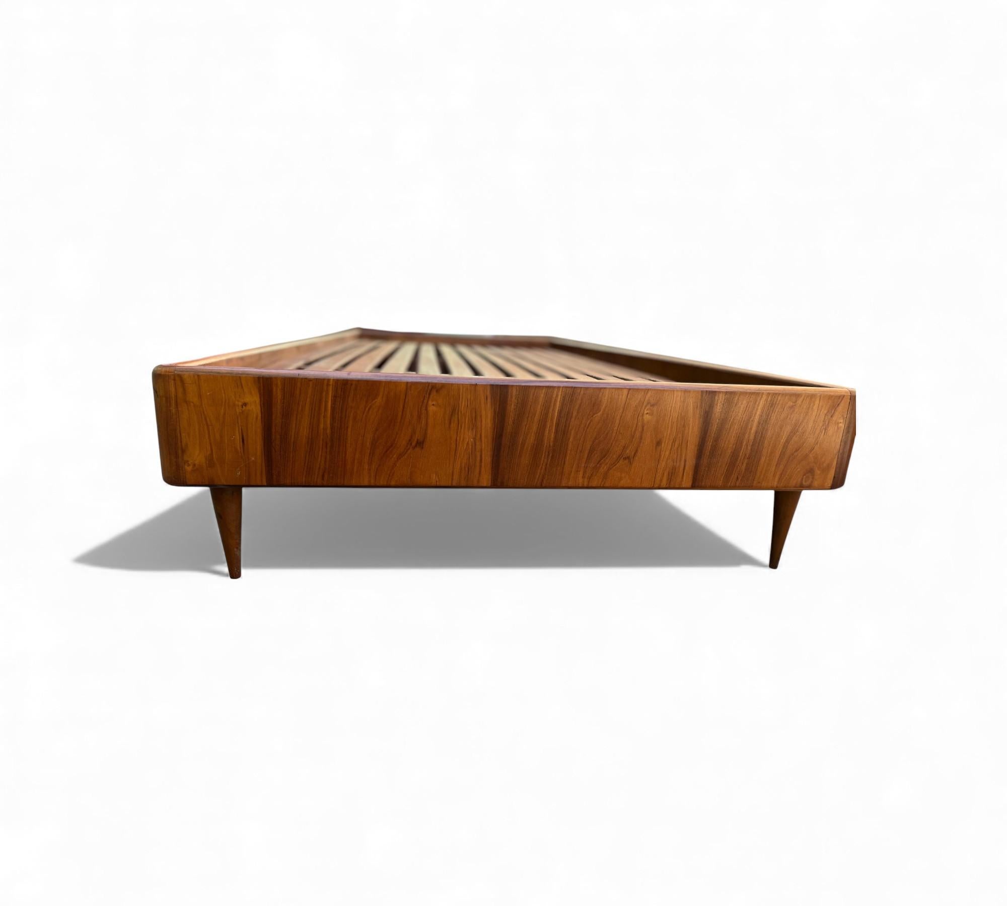 Brazilian Modern Day Bed in Hardwood by Giuseppe Scapinelli, c. 1950s Bon état - En vente à New York, NY