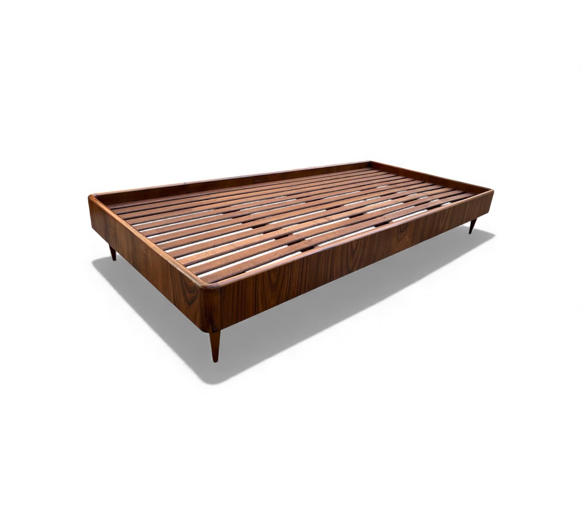 Laiton Brazilian Modern Day Bed in Hardwood by Giuseppe Scapinelli, c. 1950s en vente