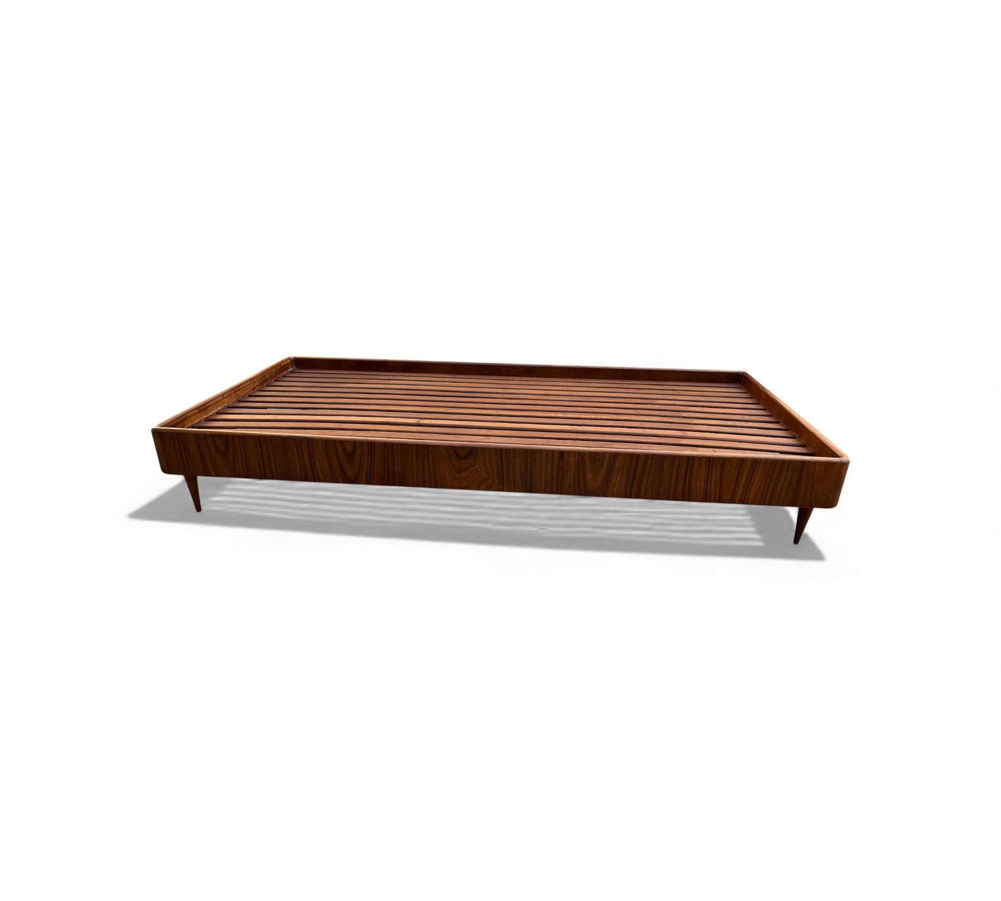 Brazilian Modern Day Bed in Hardwood by Giuseppe Scapinelli, c. 1950s en vente 1