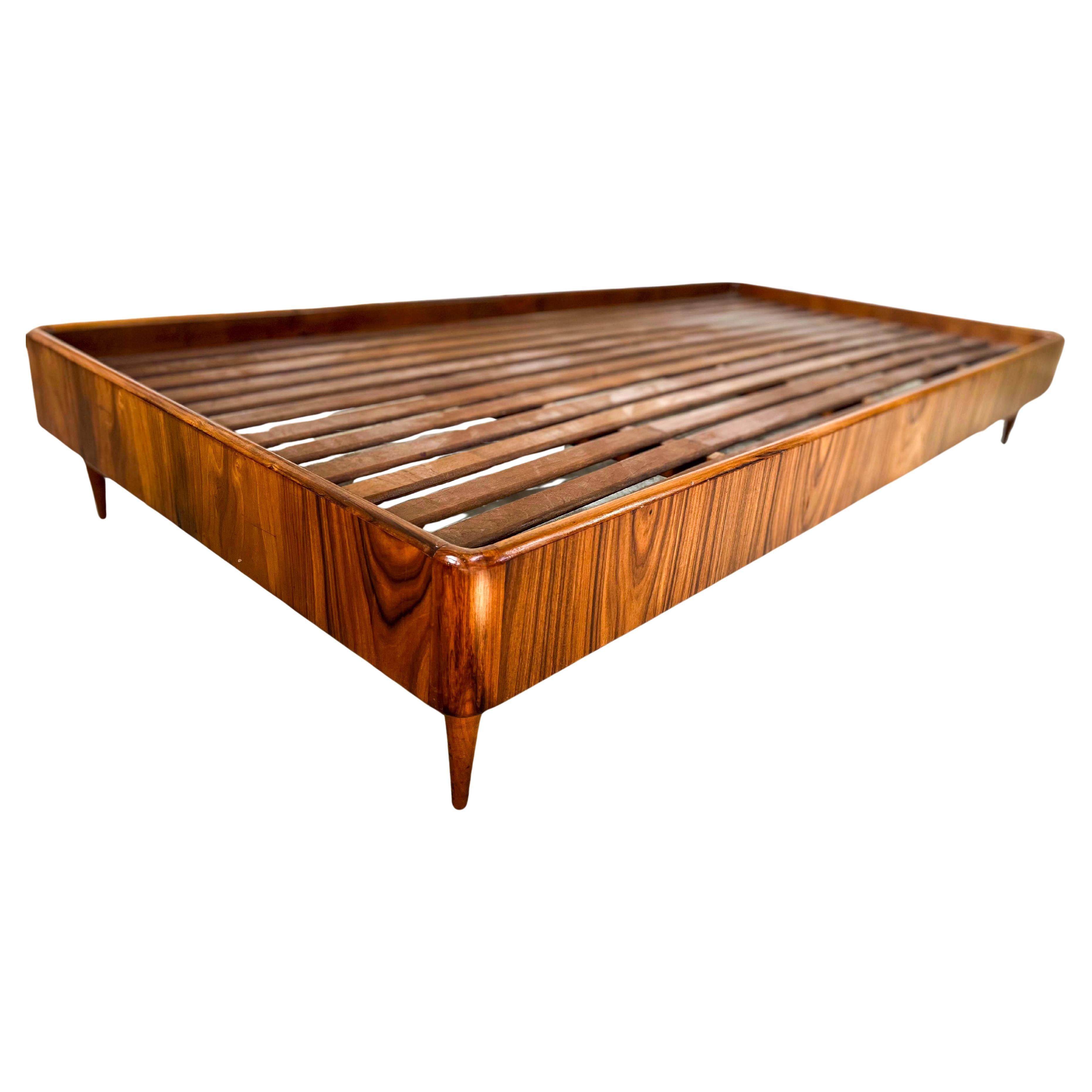 Brazilian Modern Day Bed in Hardwood by Giuseppe Scapinelli, c. 1950s en vente