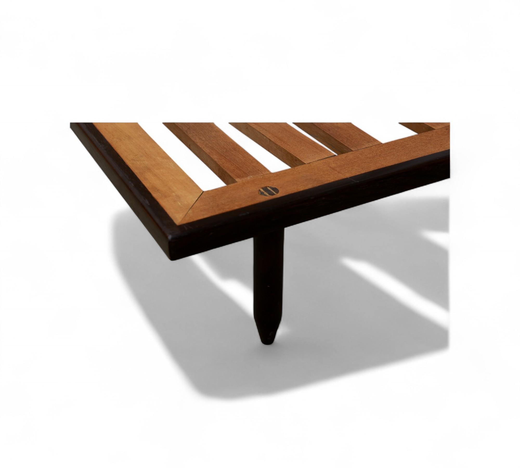 Sofá-cama moderno brasileño en madera dura y cuero negro, Carlo Hauner, Brasil, años 50 en venta 2