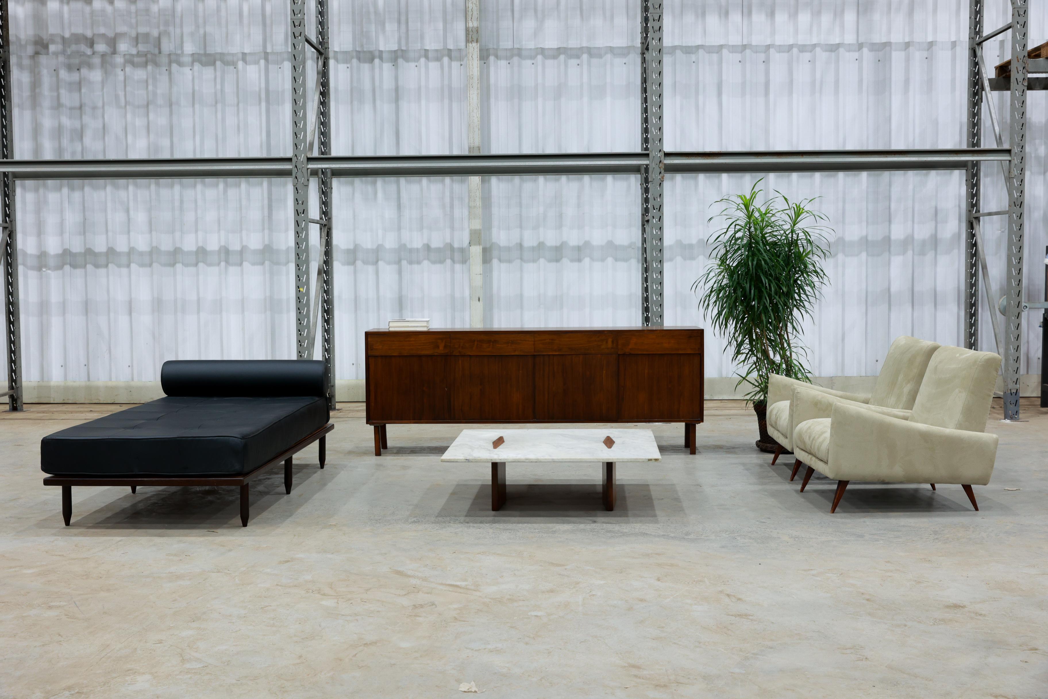 Sofá-cama moderno brasileño en madera dura y cuero negro, Carlo Hauner, Brasil, años 50 en venta 4