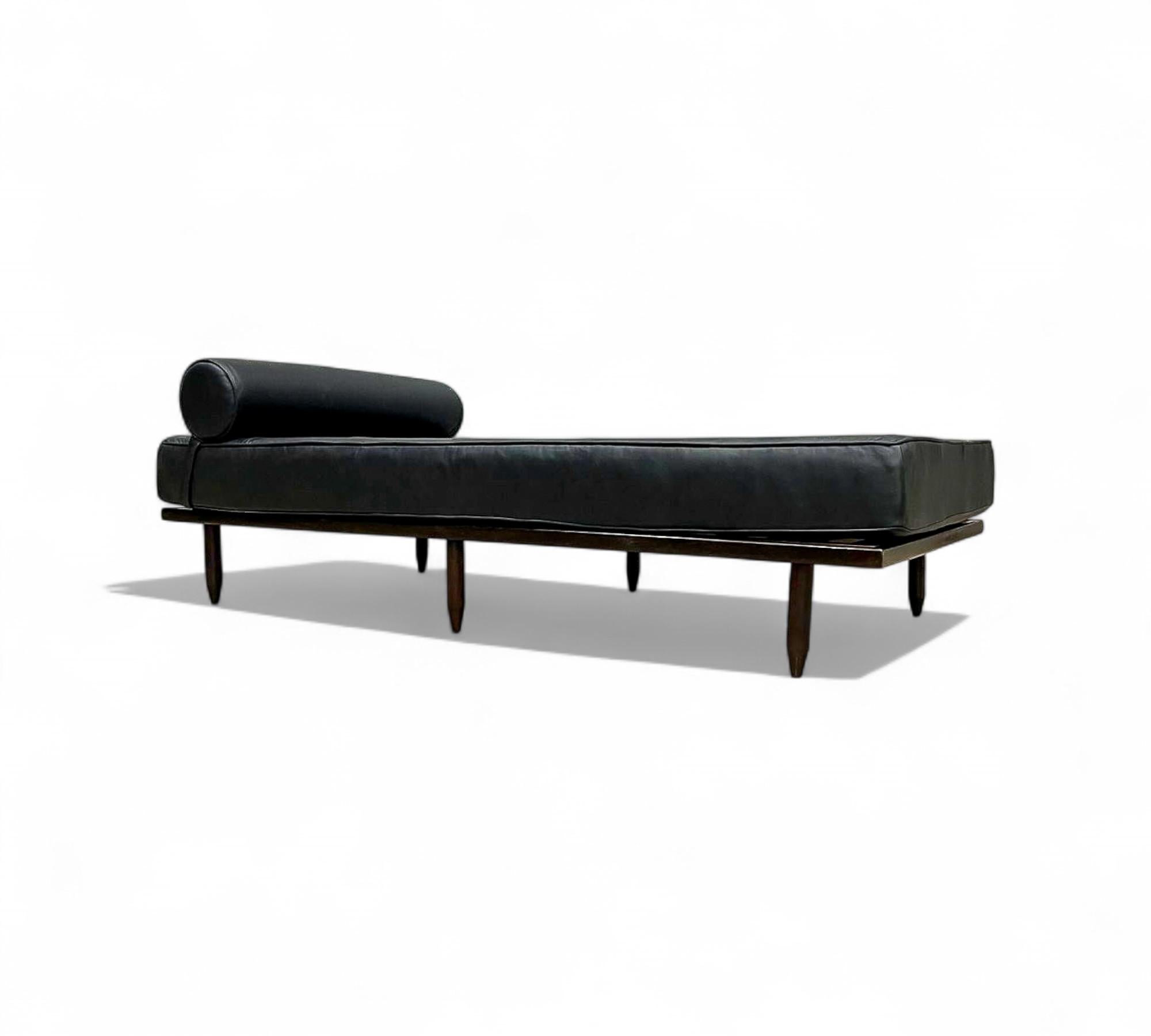 Disponible hoy en NYC, este moderno sofá-cama brasileño de madera y cuero negro, Carlo Hauner, fabricado en Brasil en los años 50, ¡es espectacular!

Este raro sofá-cama fue diseñado por Carlo Hauner para Forma en la década de 1950. Tiene un diseño