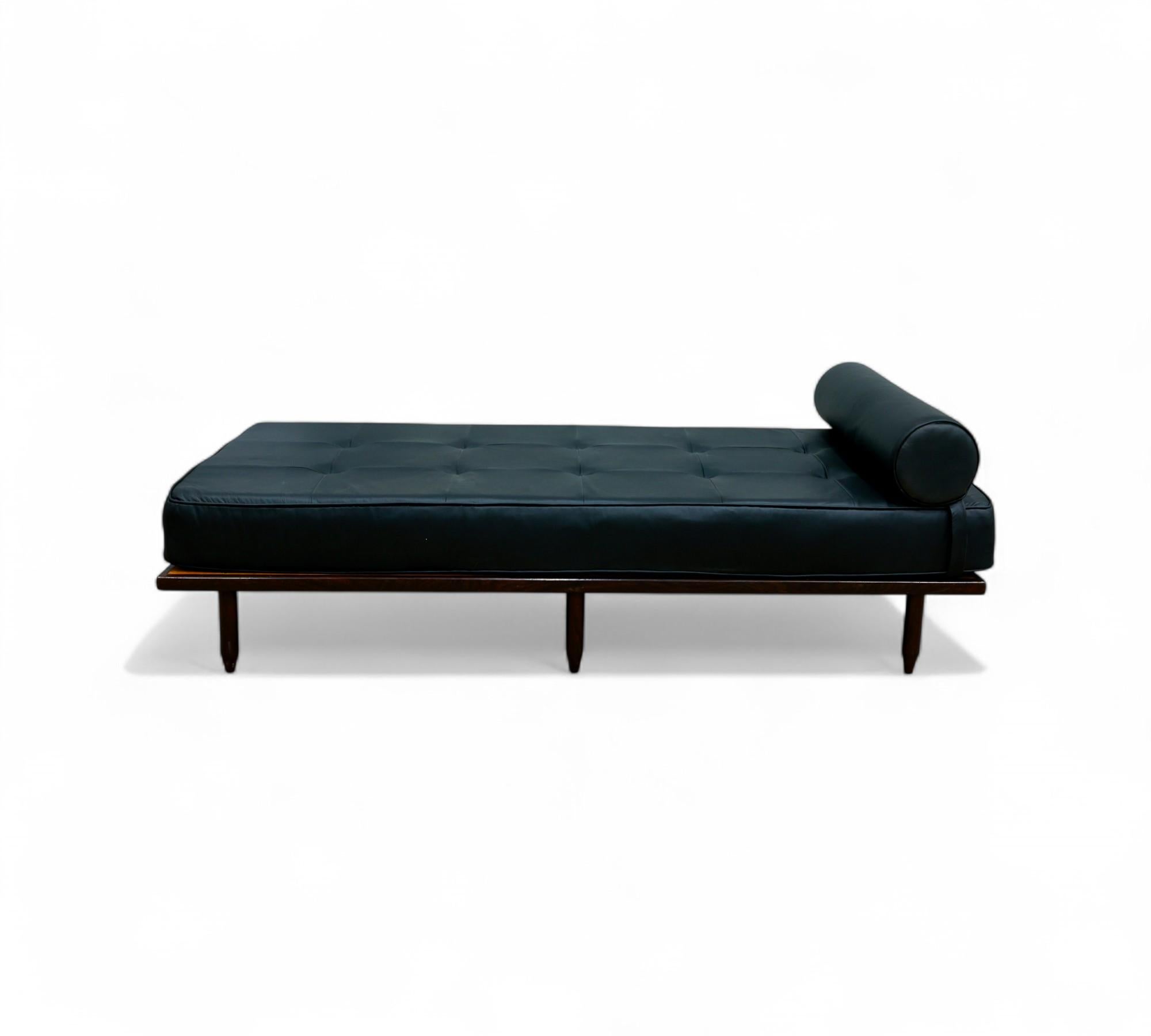 Sofá-cama moderno brasileño en madera dura y cuero negro, Carlo Hauner, Brasil, años 50 Moderno de mediados de siglo en venta