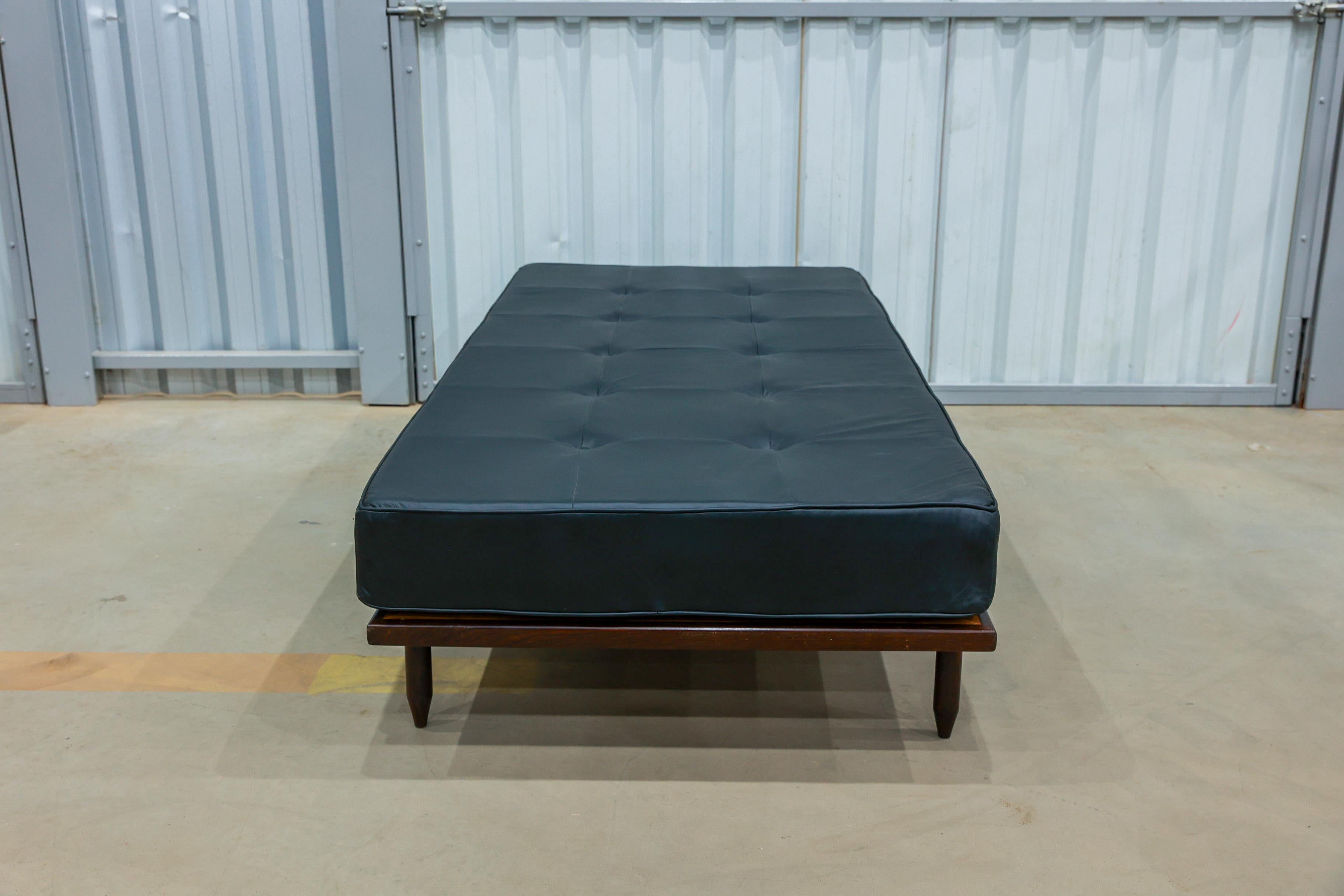 Hand-Painted Brazilian Modern Daybed in Hardwood & Black Leather, Carlo Hauner, Brazil, 1950s For Sale