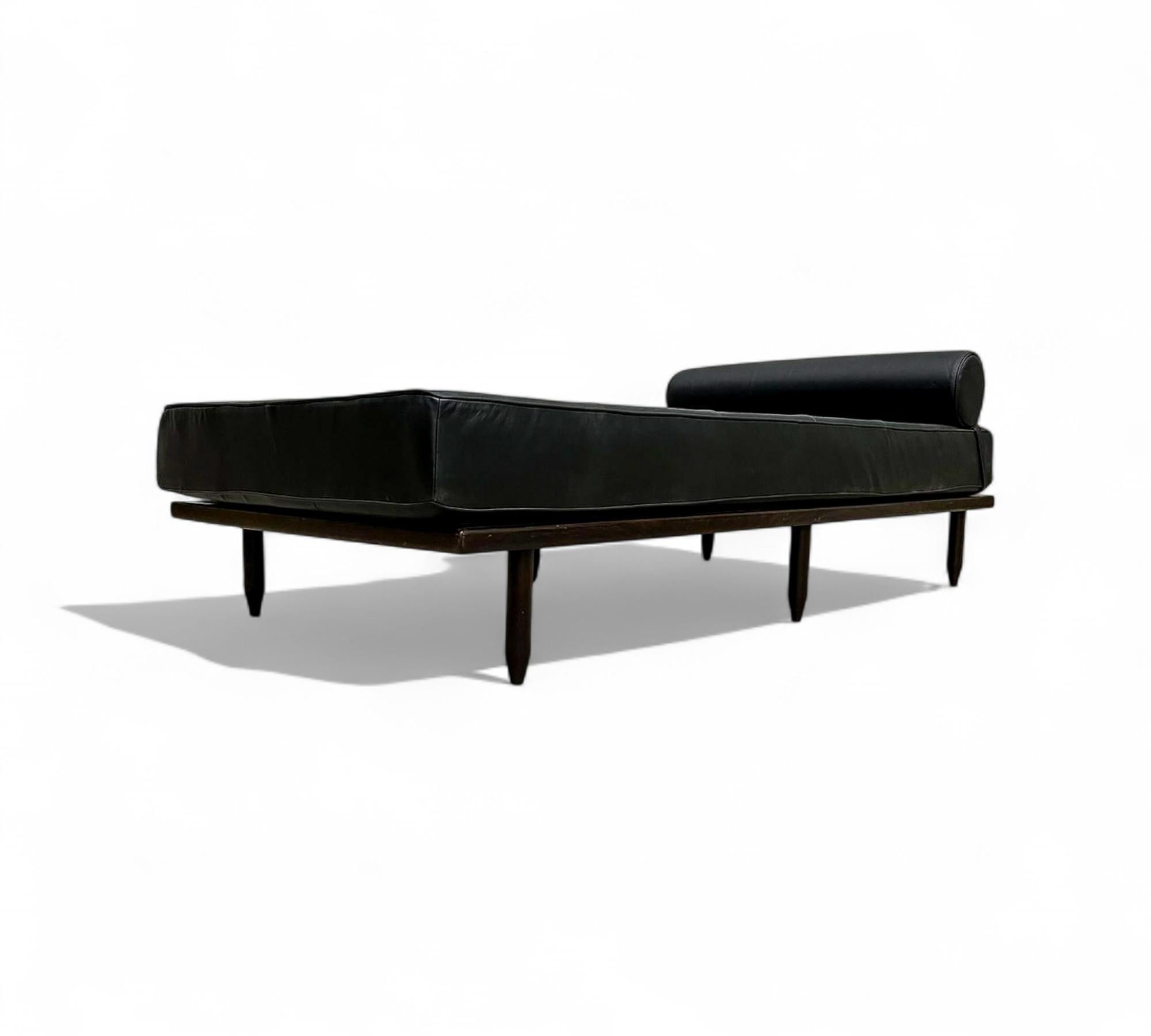 Sofá-cama moderno brasileño en madera dura y cuero negro, Carlo Hauner, Brasil, años 50 Brasileño en venta