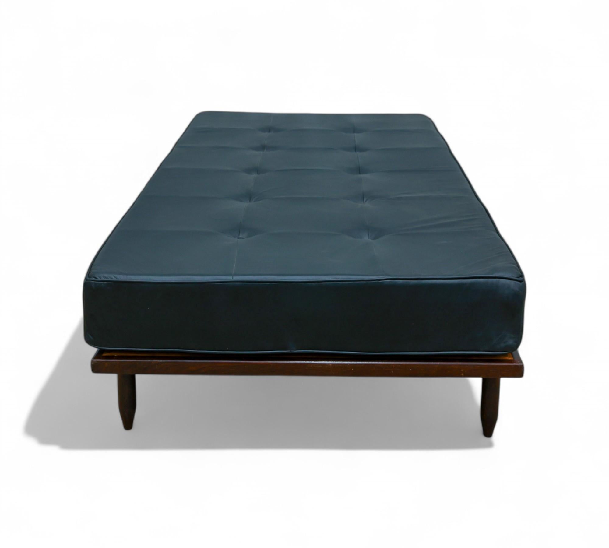 Sofá-cama moderno brasileño en madera dura y cuero negro, Carlo Hauner, Brasil, años 50 Pintado a mano en venta