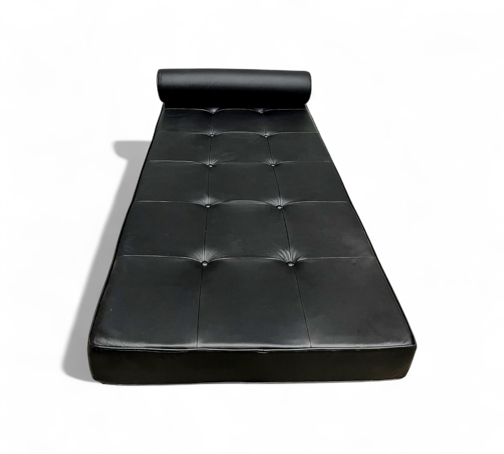 Sofá-cama moderno brasileño en madera dura y cuero negro, Carlo Hauner, Brasil, años 50 en Bueno estado para la venta en New York, NY