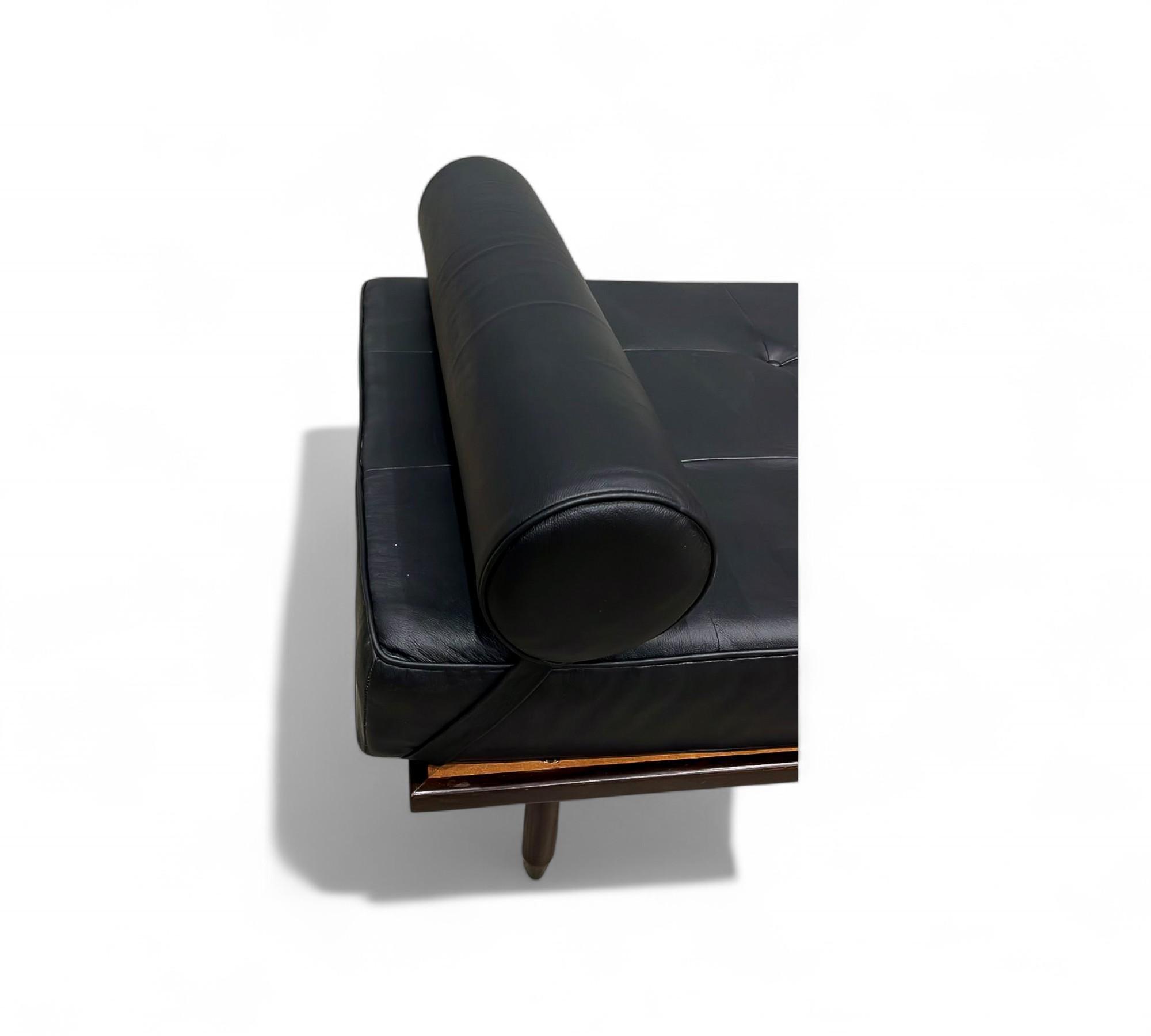 Sofá-cama moderno brasileño en madera dura y cuero negro, Carlo Hauner, Brasil, años 50 siglo XX en venta