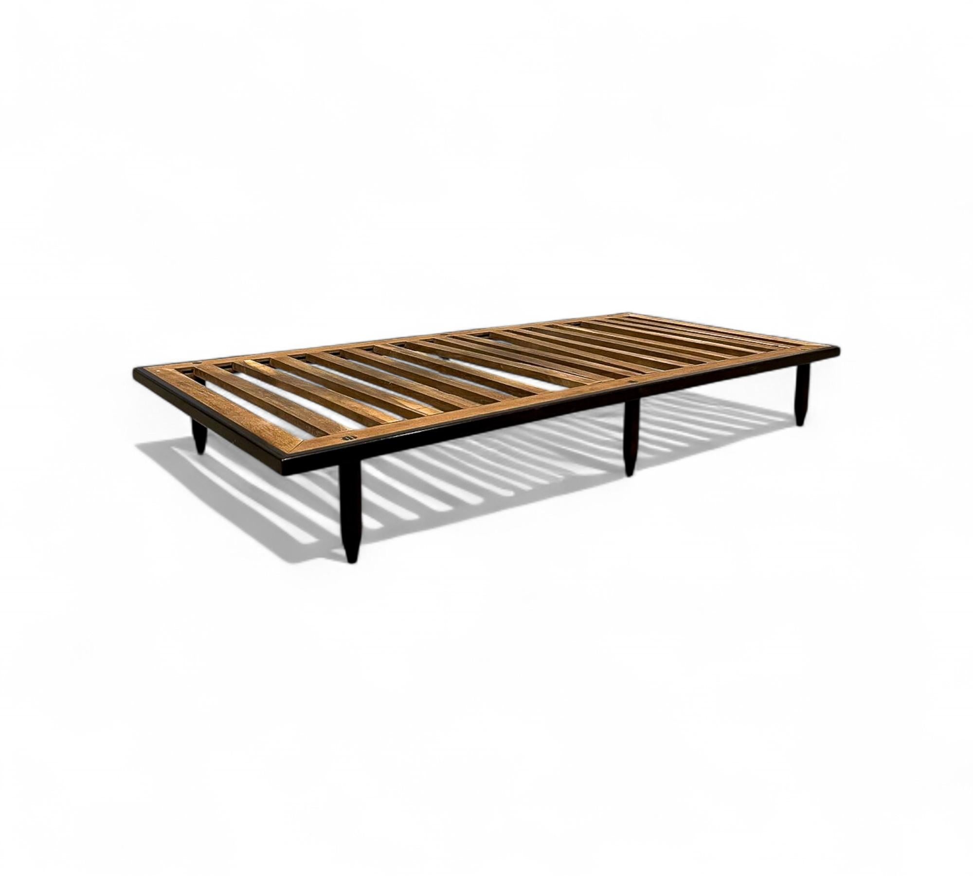 Sofá-cama moderno brasileño en madera dura y cuero negro, Carlo Hauner, Brasil, años 50 Cuero en venta