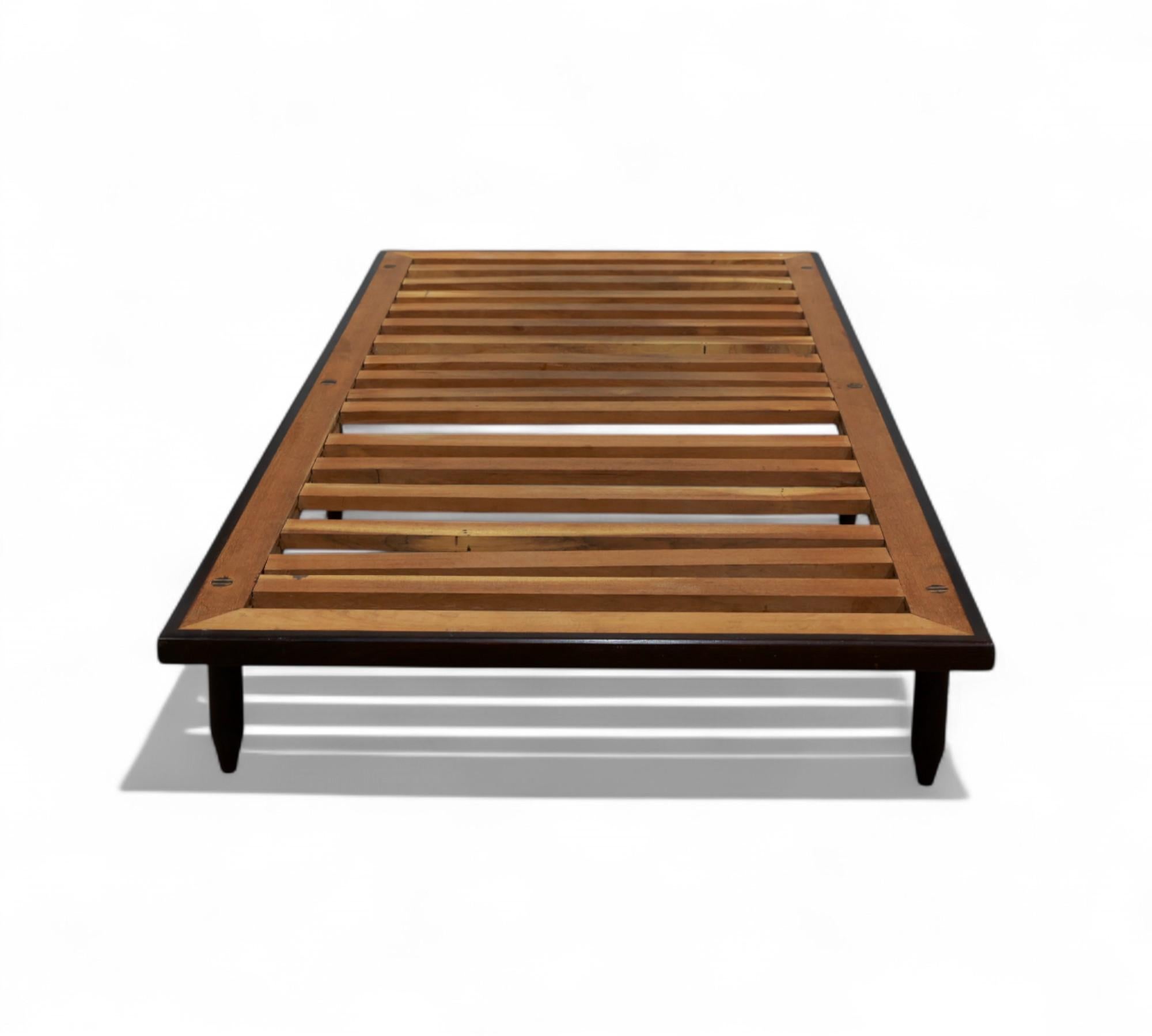 Sofá-cama moderno brasileño en madera dura y cuero negro, Carlo Hauner, Brasil, años 50 en venta 1
