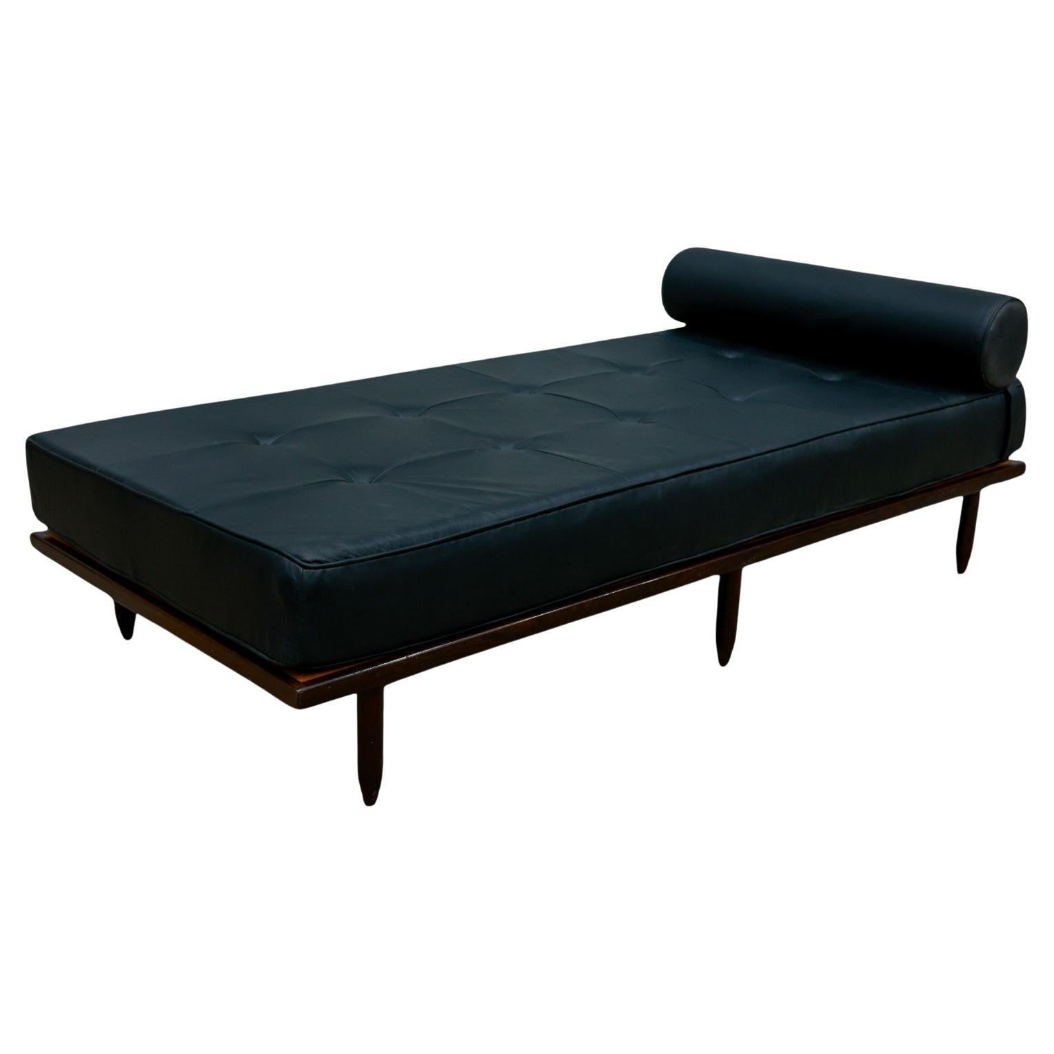 Sofá-cama moderno brasileño en madera dura y cuero negro, Carlo Hauner, Brasil, años 50 en venta
