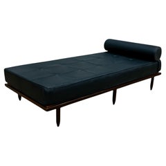 Sofá-cama moderno brasileño en madera dura y cuero negro, Carlo Hauner, Brasil, años 50