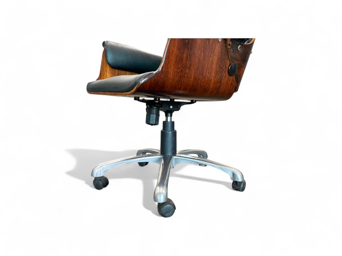 Disponible hoy, esta Silla de Escritorio Moderna Brasileña de Carlo Fongaro, fabricada en Brasil en los años 70, ¡es excepcional!

La silla giratoria 