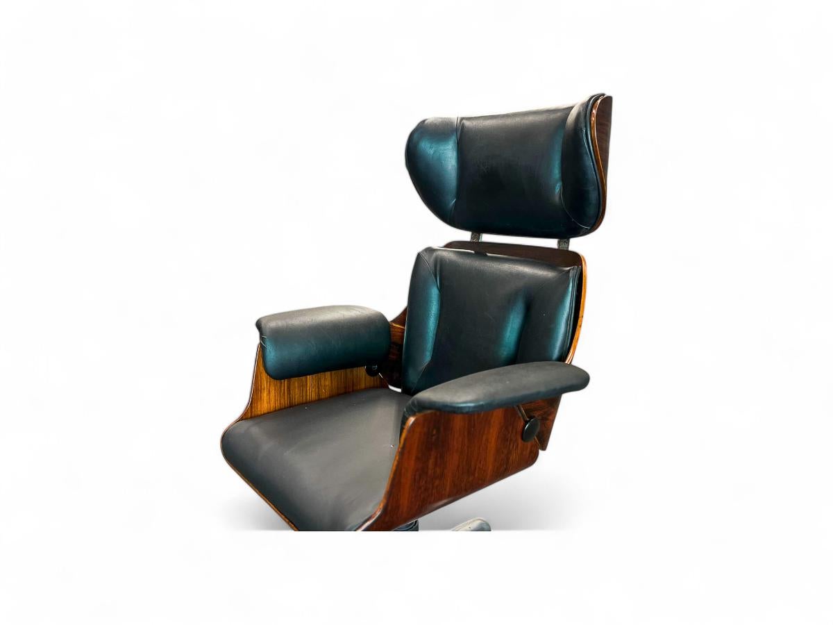Silla de escritorio moderna brasileña de madera dura y metal, Carlo Fongaro, Brasil, c. 1970 Moderno de mediados de siglo en venta