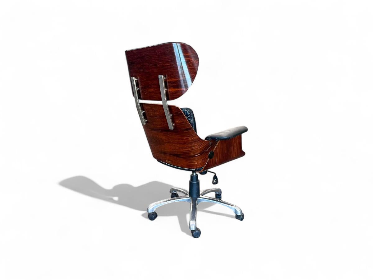 Silla de escritorio moderna brasileña de madera dura y metal, Carlo Fongaro, Brasil, c. 1970 siglo XX en venta