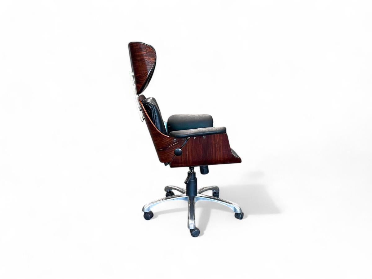 Silla de escritorio moderna brasileña de madera dura y metal, Carlo Fongaro, Brasil, c. 1970 Metal en venta