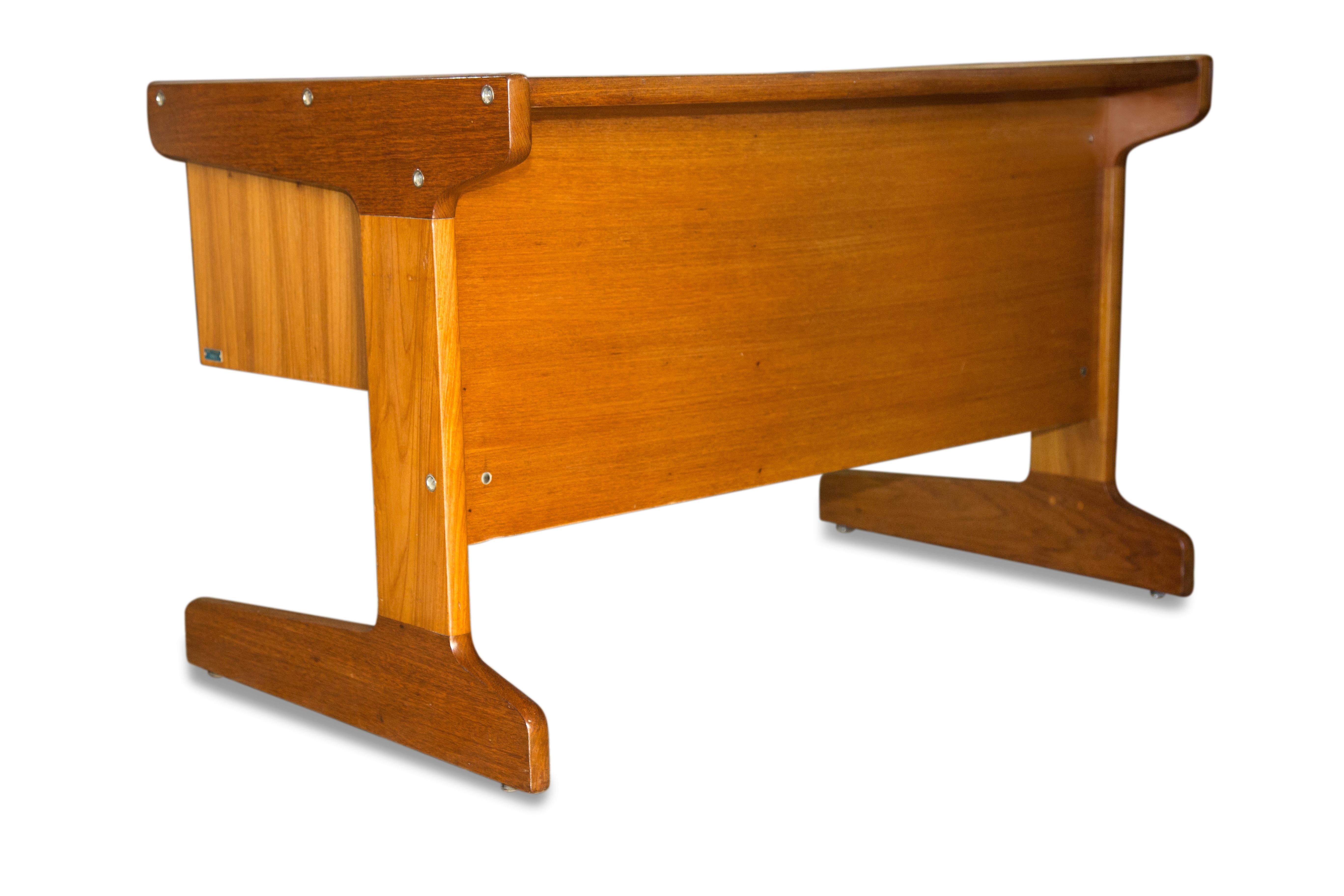 Brazilian Modern Desk in Cerejera Hardwood, Geraldo de Barros, 1970s Brazil For Sale 4