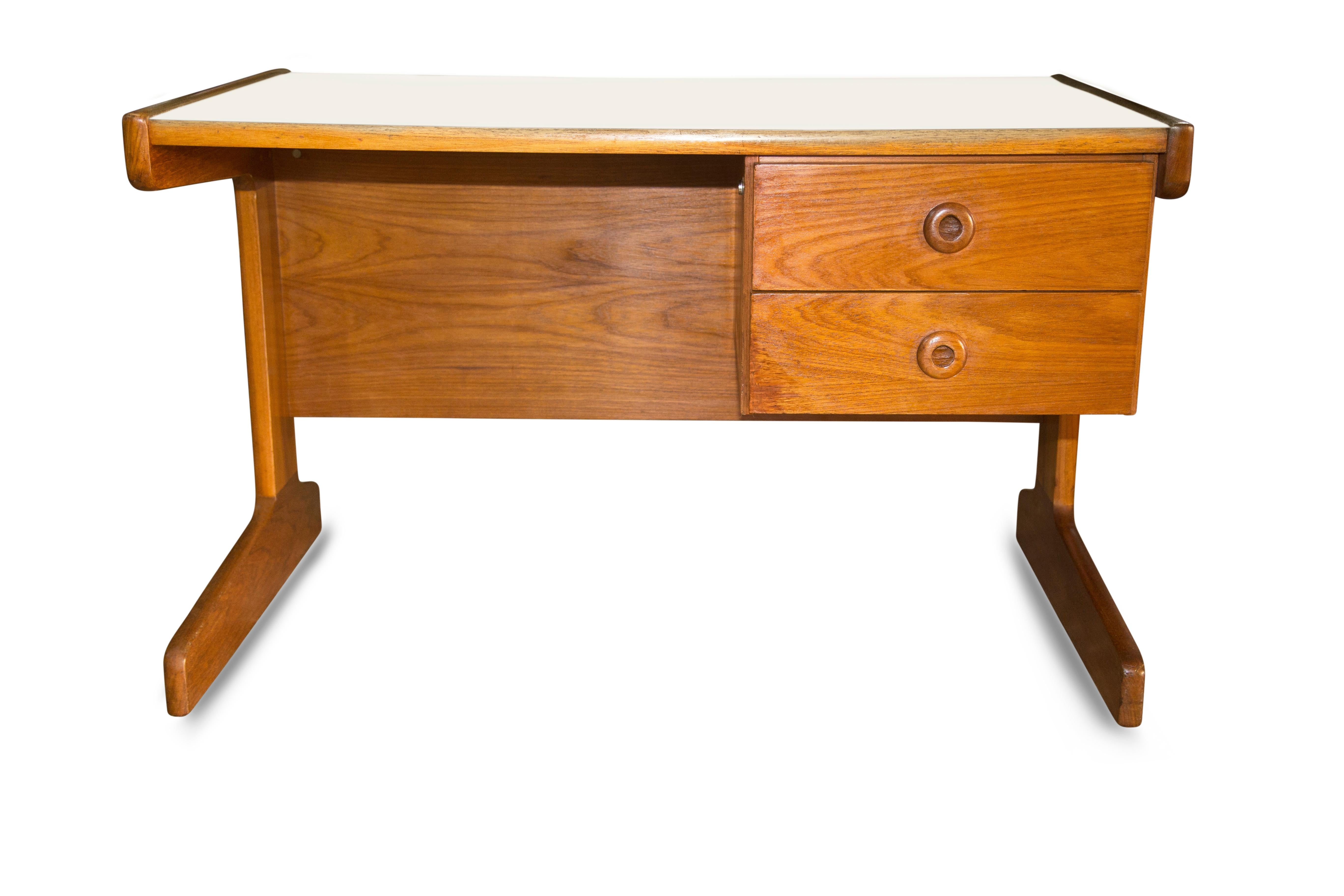 Brazilian Modern Desk in Cerejera Hardwood, Geraldo de Barros, 1970s Brazil In Good Condition For Sale In New York, NY