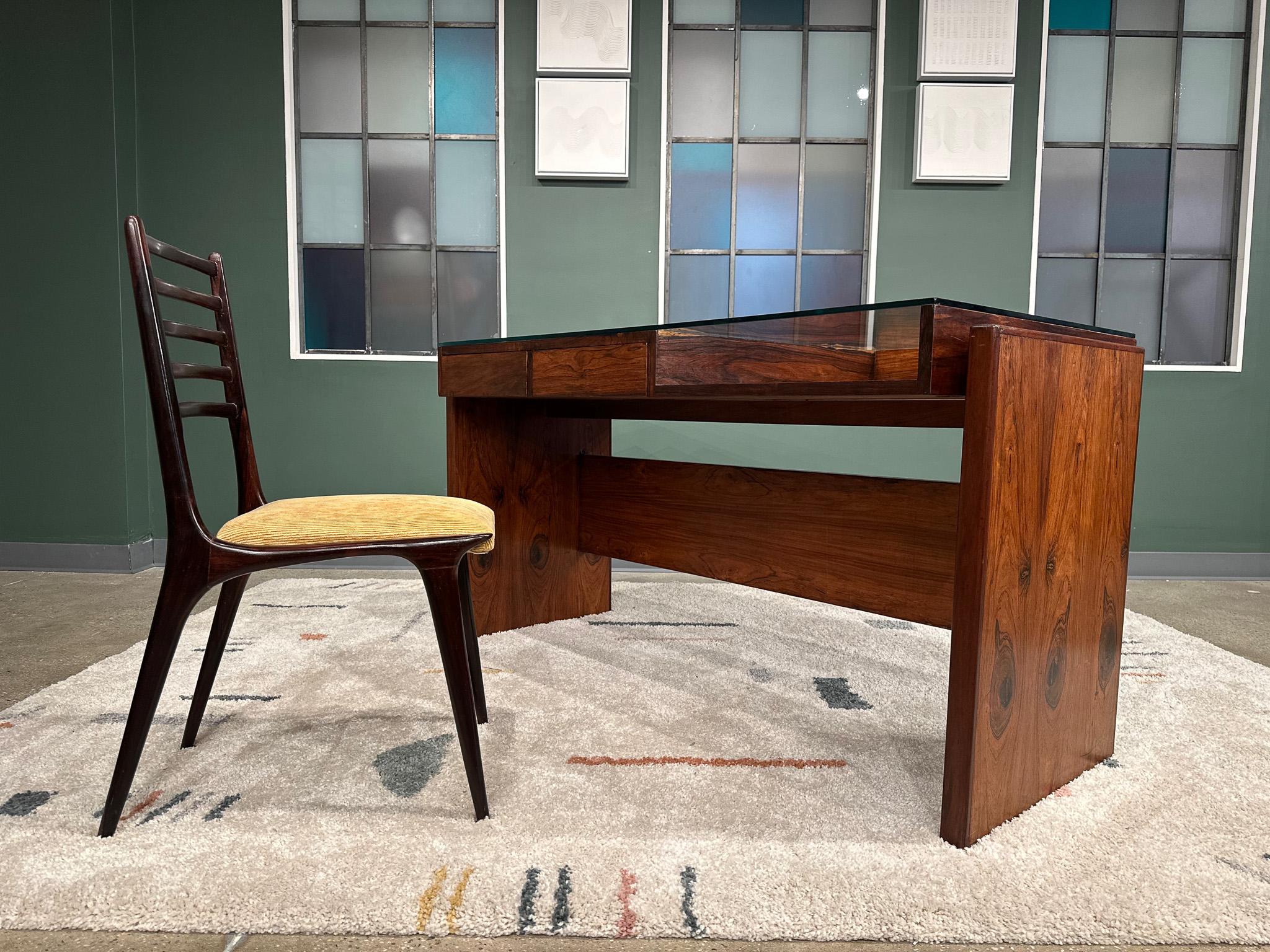 Bureau moderne brésilien en bois de feuillus de Joaquim Tenreiro pour Bloch, 1966 en vente 4