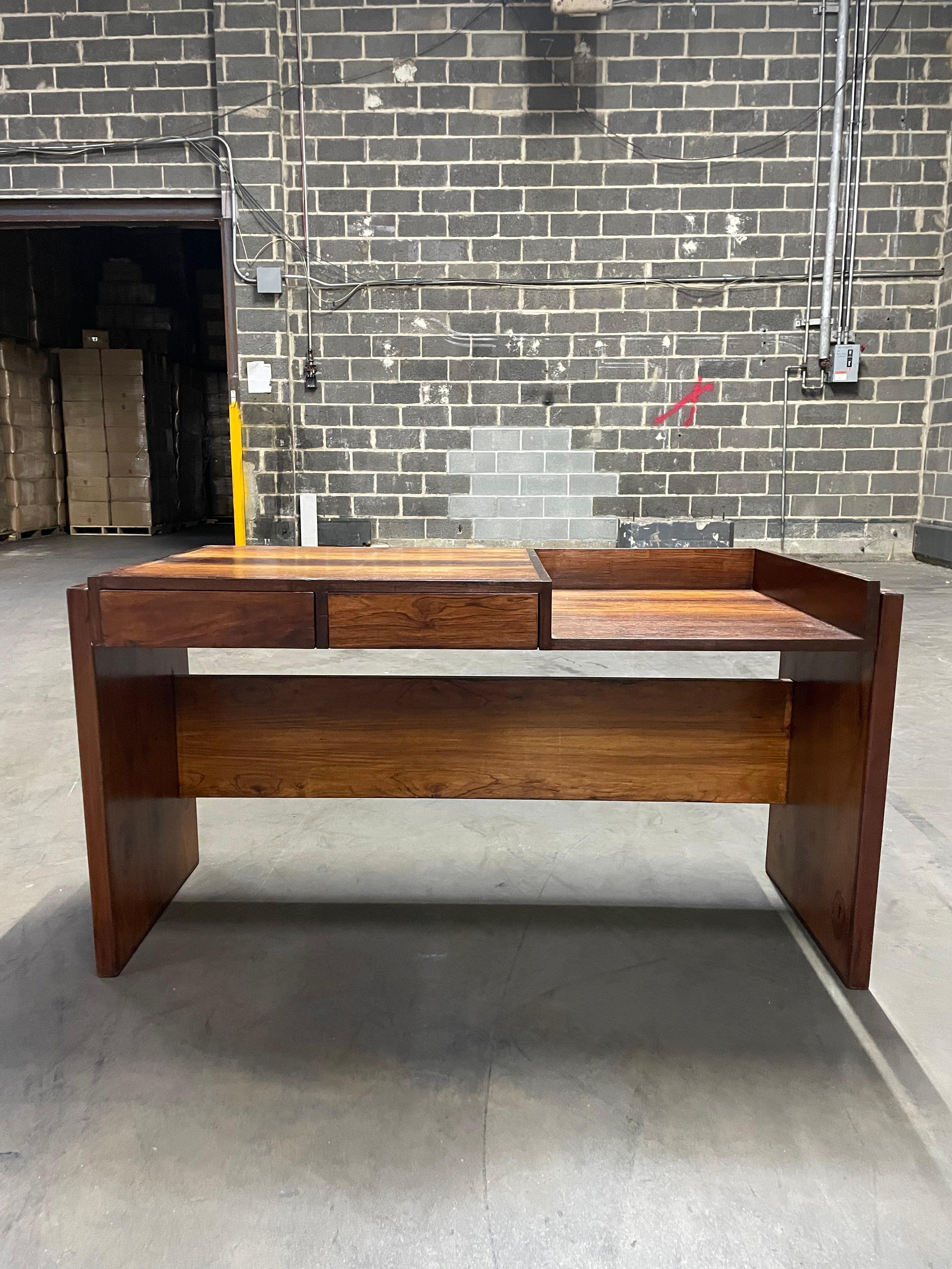 Available today, this Midcentury Modern Desk in Brazilian Rosewood, known as Jacaranda designed by Joaquim Tenreiro for Bloch Editores in the 1966 is nothing less than spectacular.

This desk is made in solid wood and wood veneer with two drawers