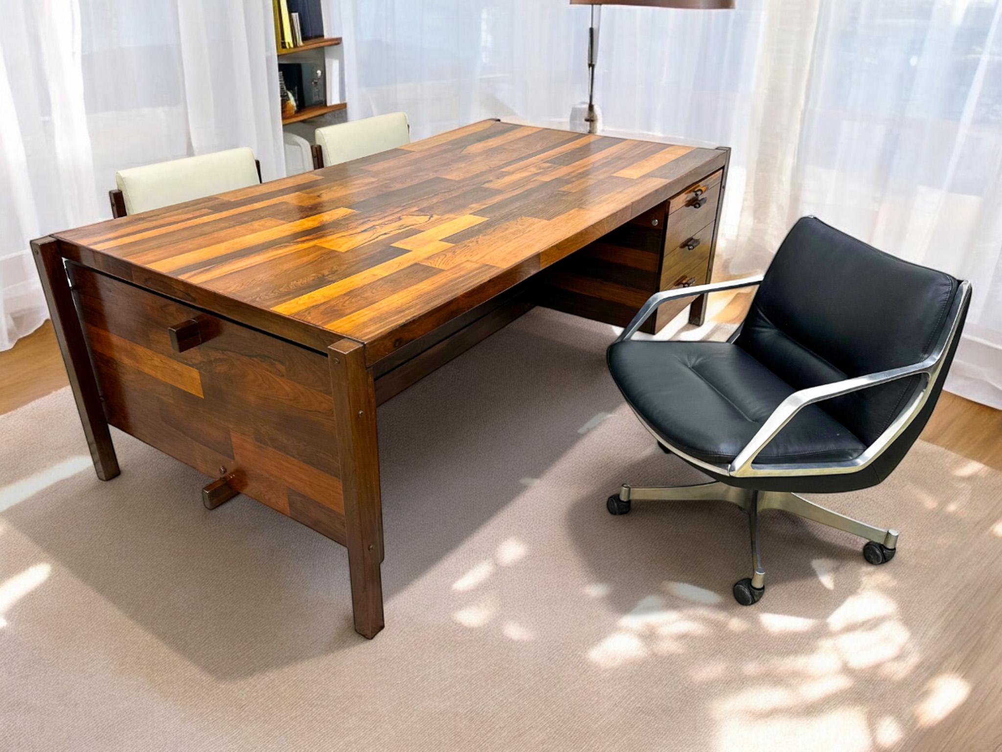 Escritorio moderno brasileño en madera dura y tres cajones, Jorge Zalszupin, 1965 en venta 3