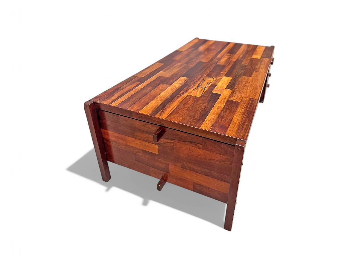 Escritorio moderno brasileño en madera dura y tres cajones, Jorge Zalszupin, 1965 Moderno de mediados de siglo en venta
