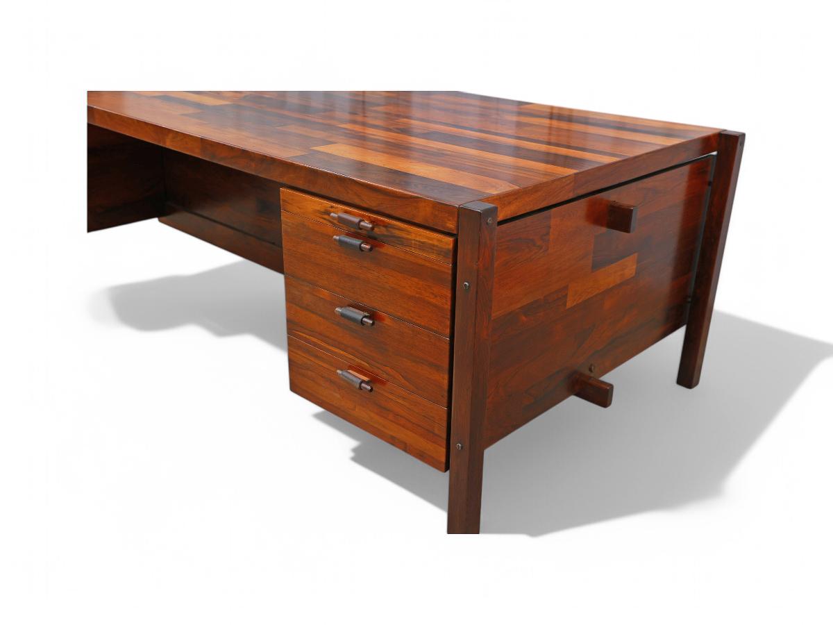 Escritorio moderno brasileño en madera dura y tres cajones, Jorge Zalszupin, 1965 Pintado a mano en venta