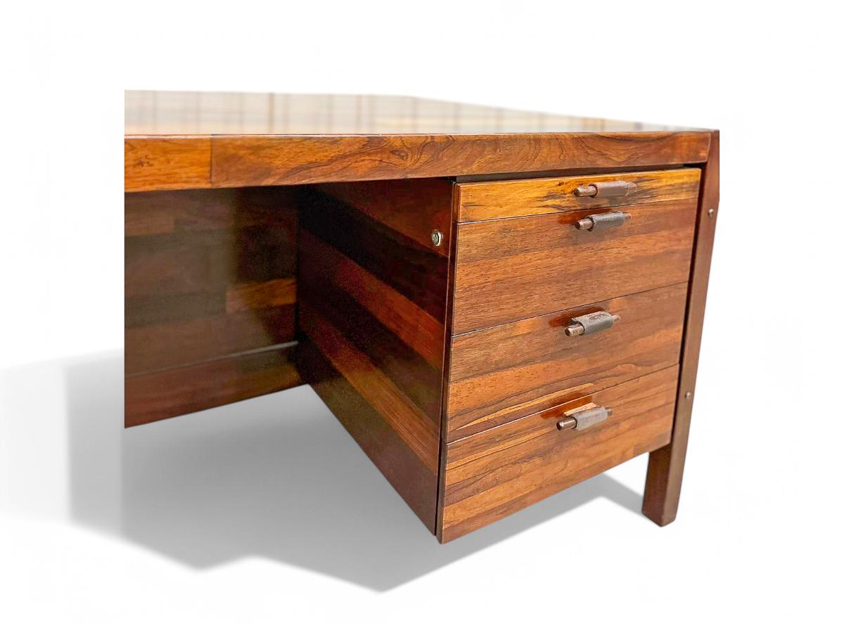 Escritorio moderno brasileño en madera dura y tres cajones, Jorge Zalszupin, 1965 en Bueno estado para la venta en New York, NY