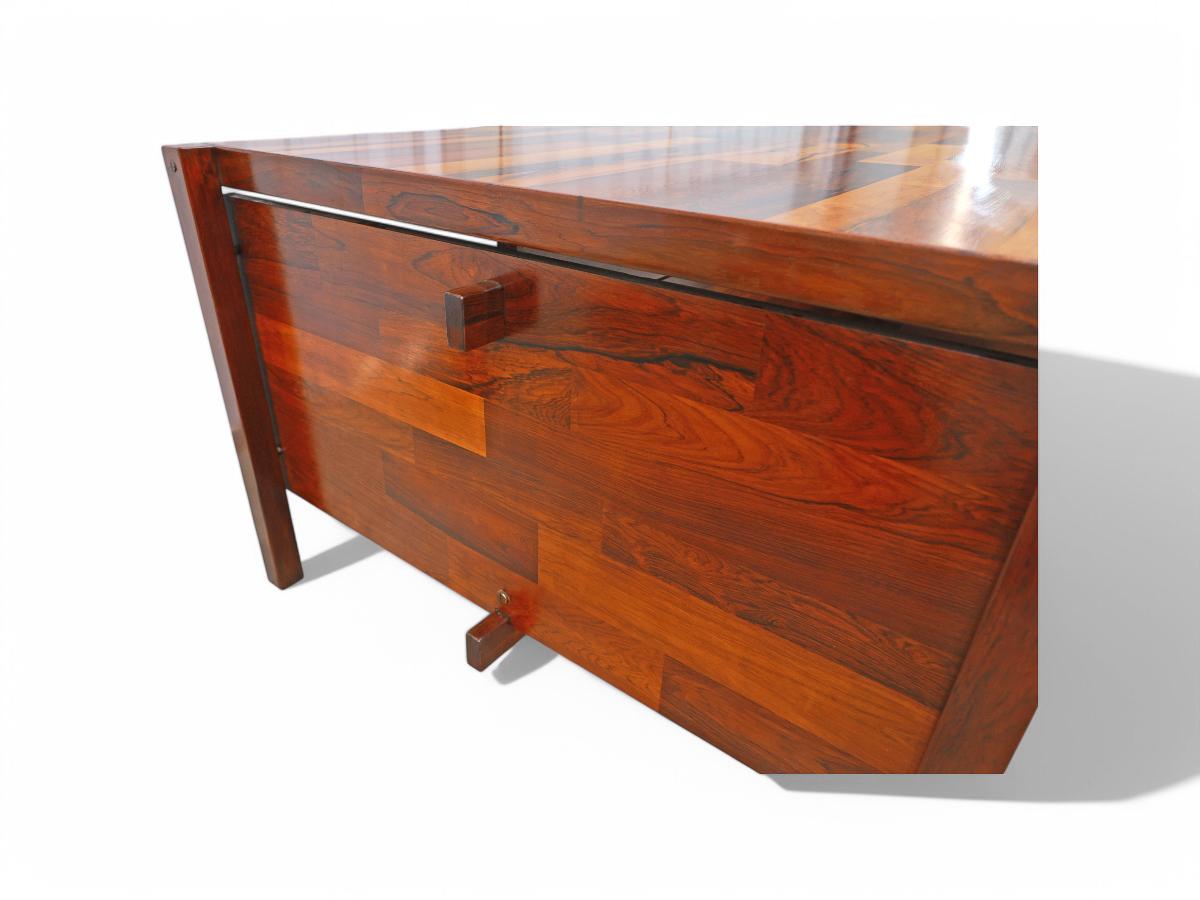 Escritorio moderno brasileño en madera dura y tres cajones, Jorge Zalszupin, 1965 siglo XX en venta