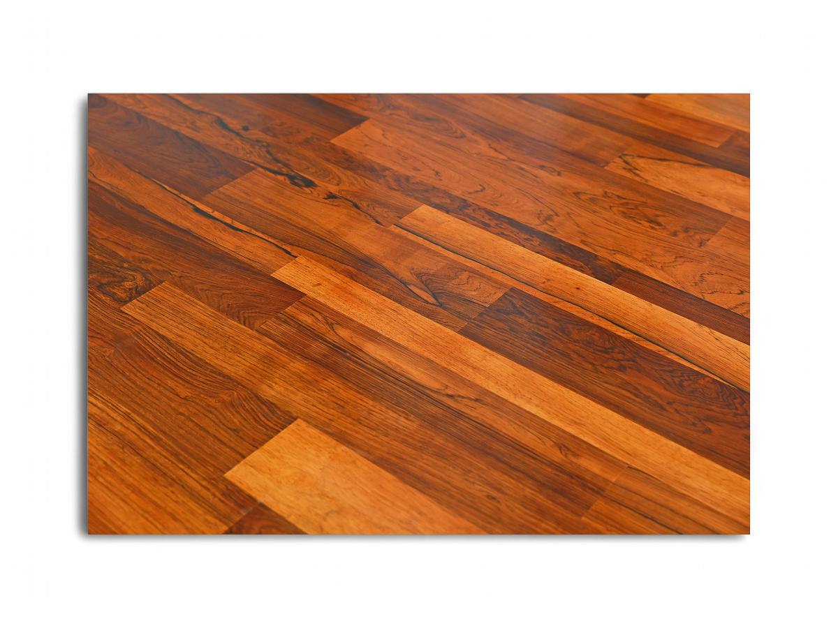 Escritorio moderno brasileño en madera dura y tres cajones, Jorge Zalszupin, 1965 Madera dura en venta