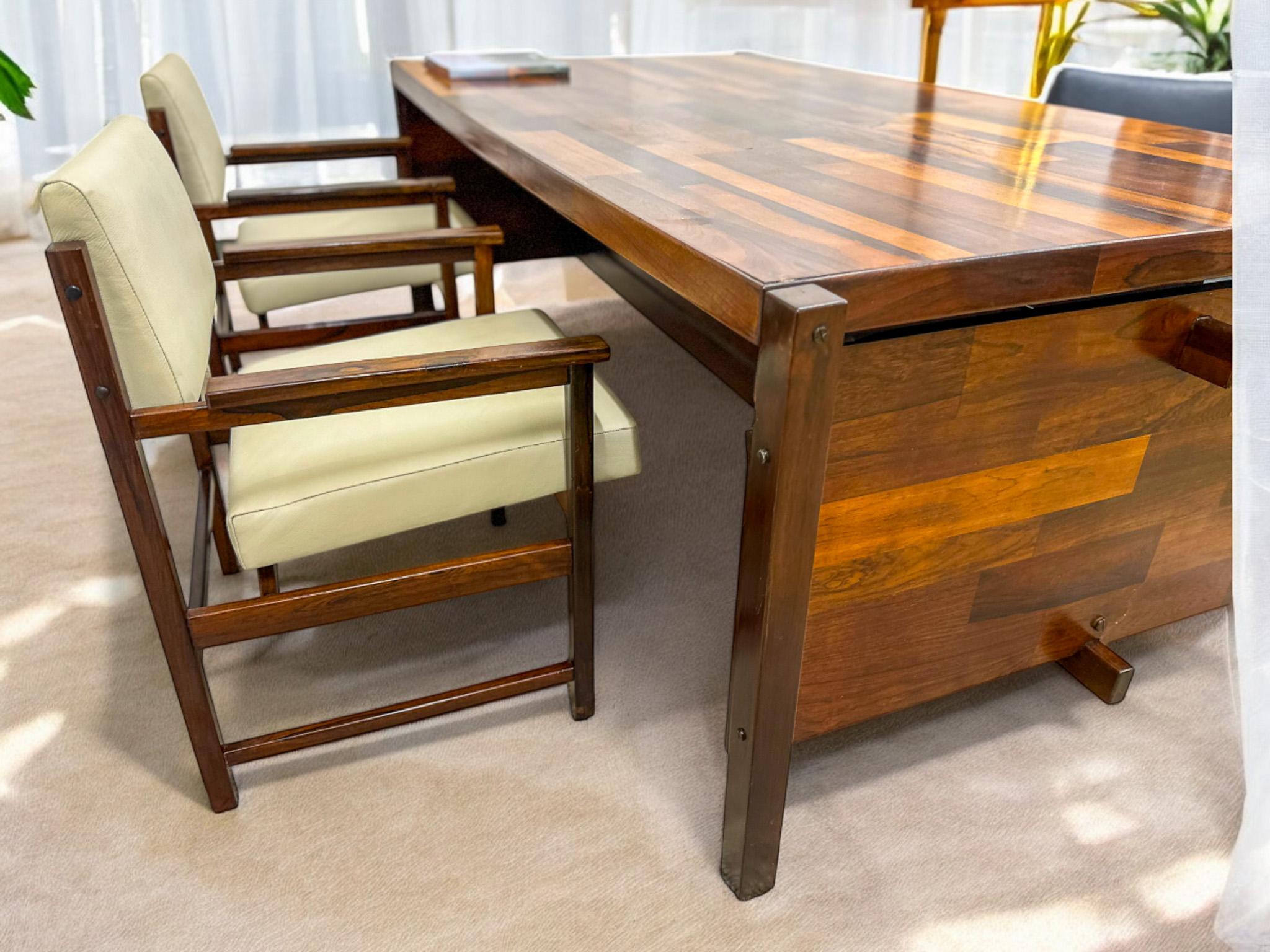 Escritorio moderno brasileño en madera dura y tres cajones, Jorge Zalszupin, 1965 en venta 2