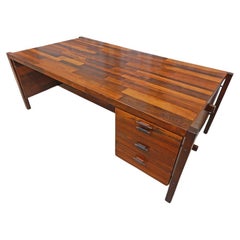 Escritorio moderno brasileño en madera dura y tres cajones, Jorge Zalszupin, 1965